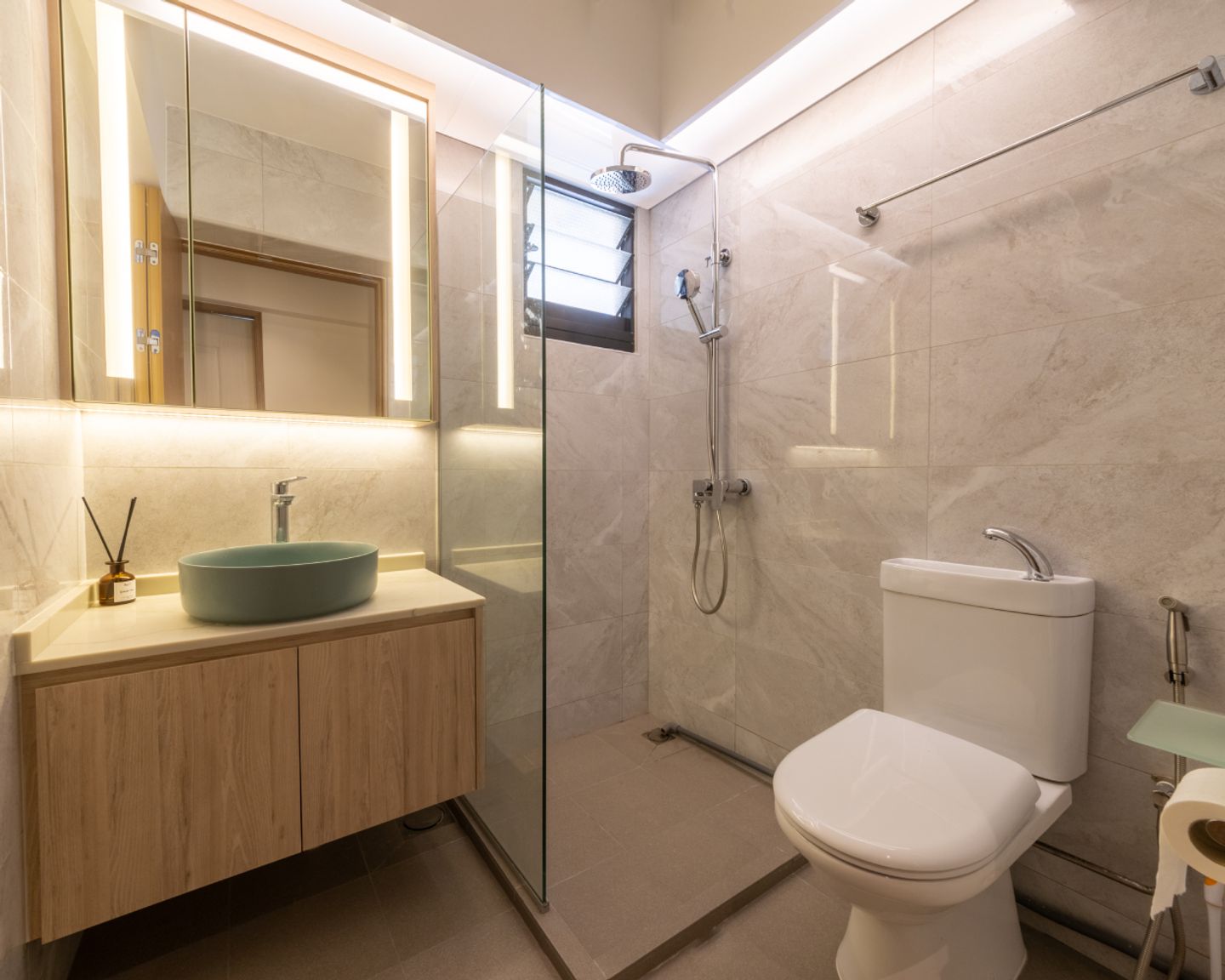 Contemporary Bathroom Design With A Rectangular Mirror - Livspace