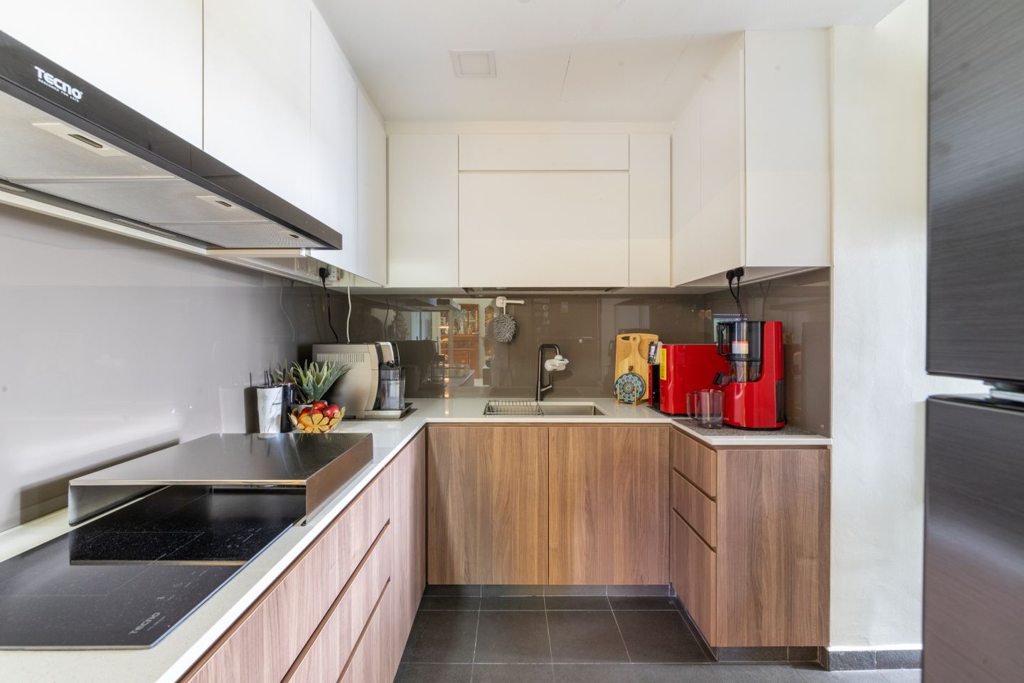 Scandinavian U-Shaped Kitchen Design With A Quartz Countertop