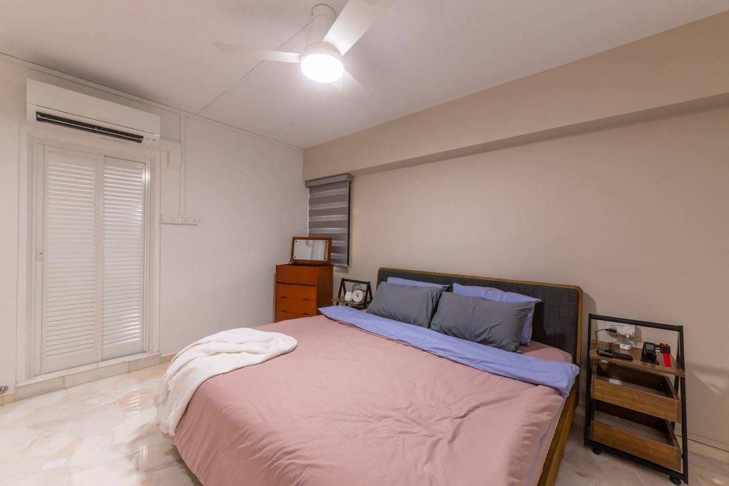 Minimal Bedroom Design With Overhead Lighting