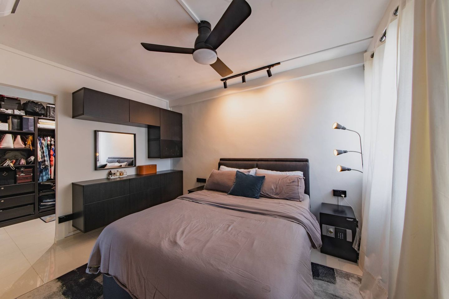 Bedroom Design With Adequate Storage - Livspace