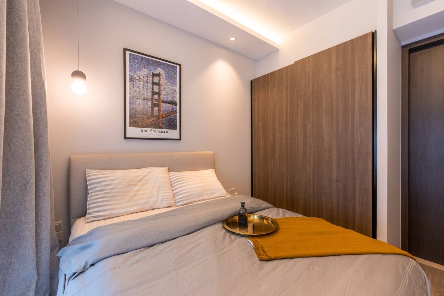 Contemporary Bedroom Design With Queen Bed