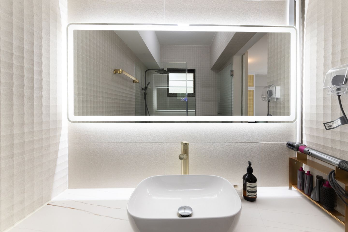 All-White Bathroom Design For Compact Houses