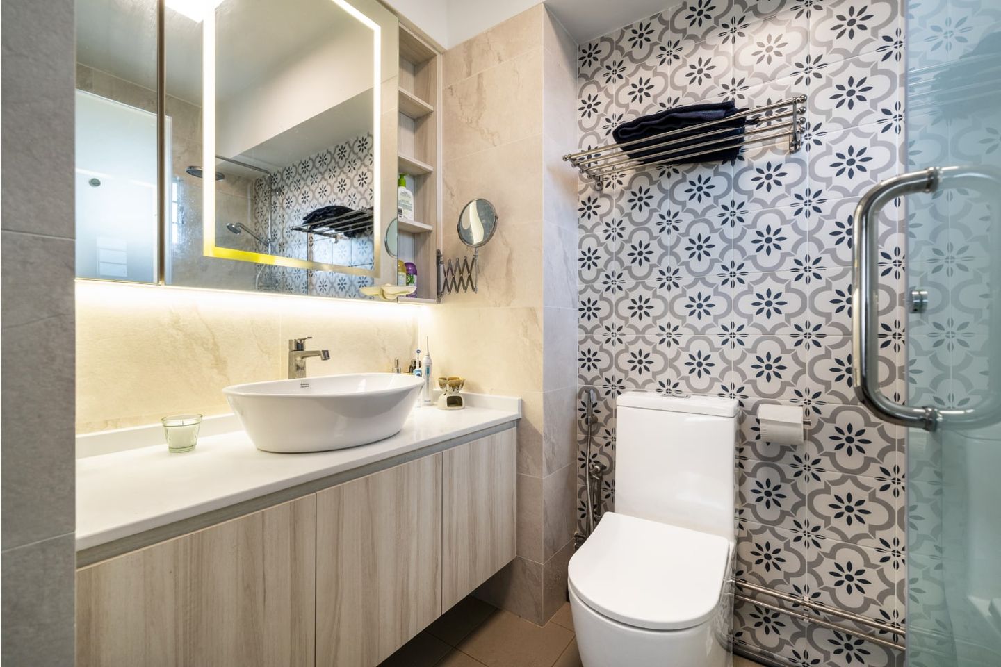 Neutral-Toned Transitional Bathroom Interior Design
