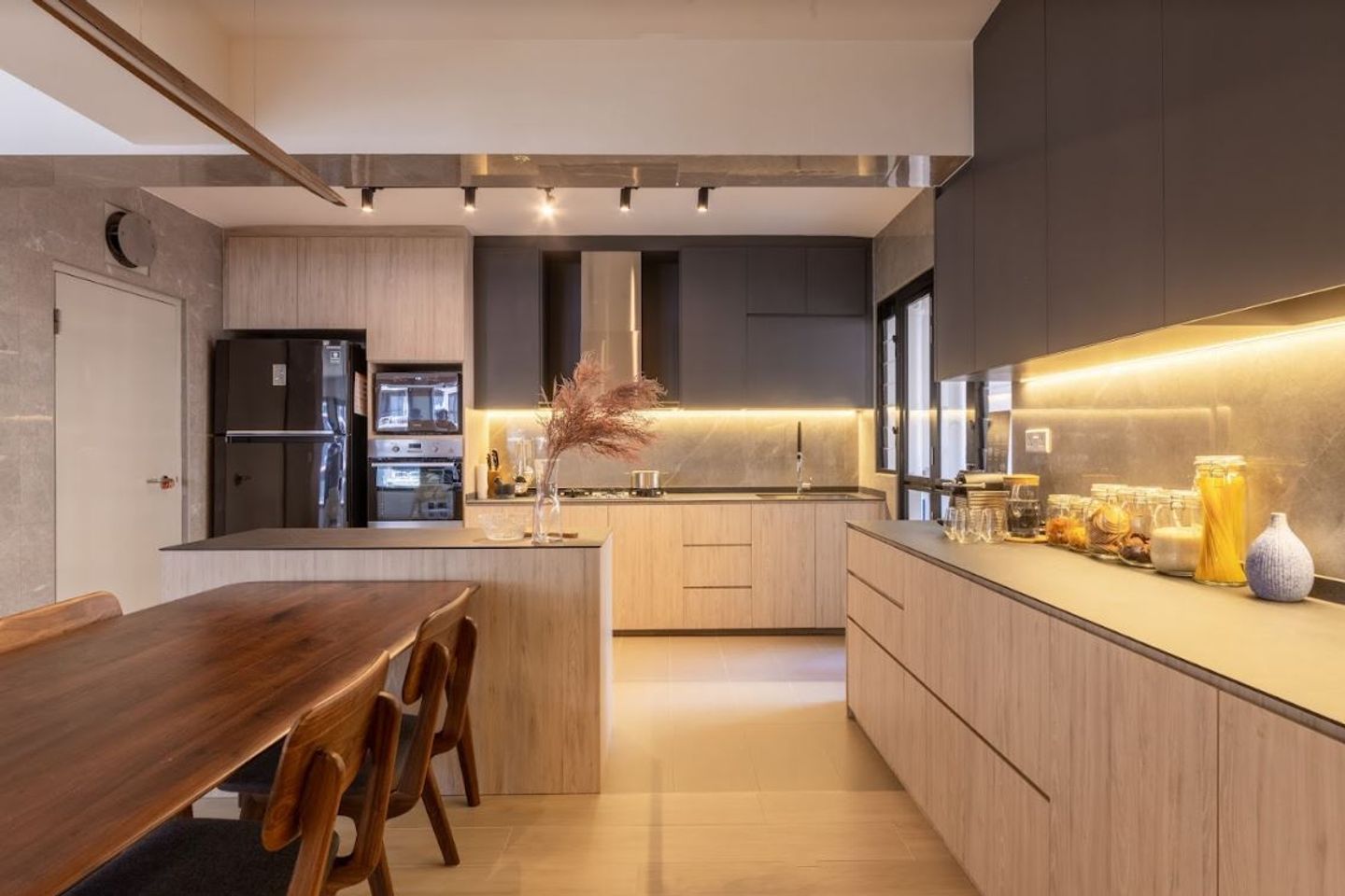 Modern Spacious Kitchen Cabinet Design With Max Storage