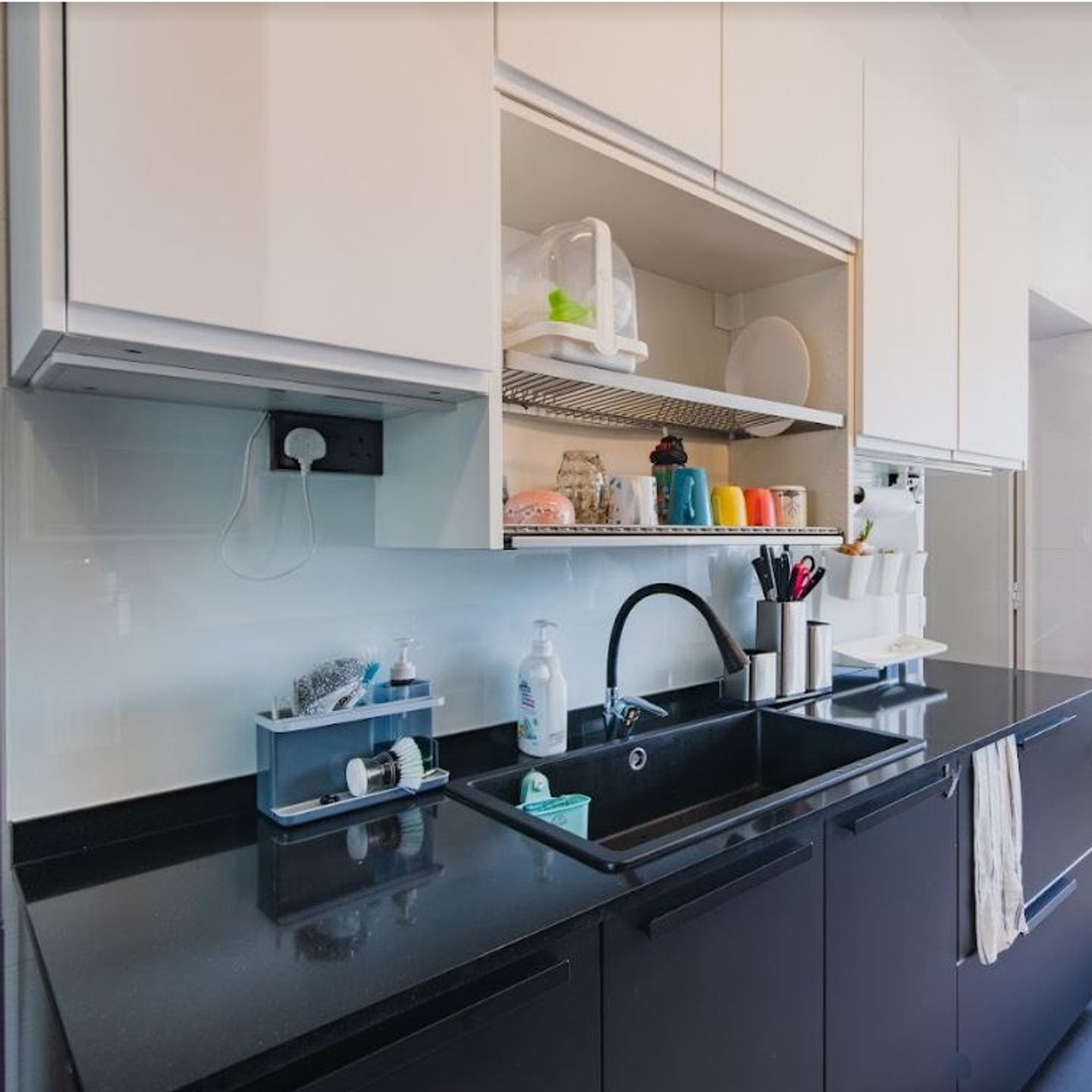 Compact Modern Kitchen Design With Black And White Theme