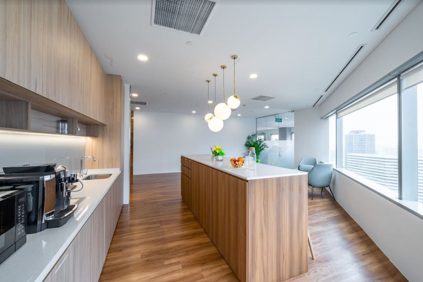 Spacious Modern Kitchen Cabinet Design With Island