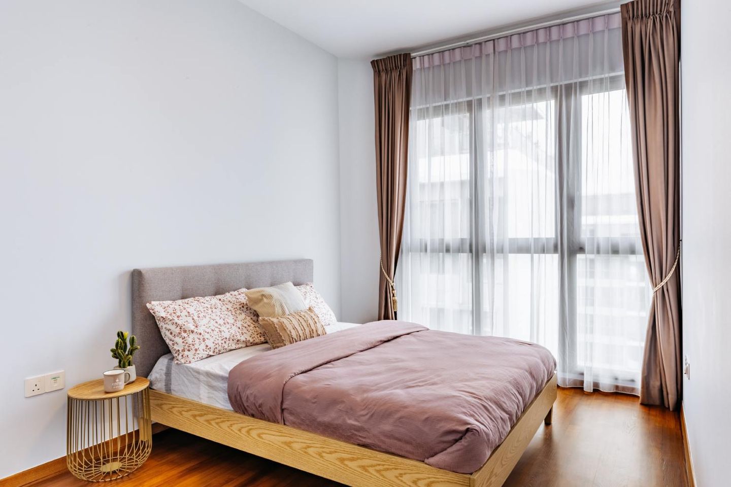 Mid-Century Modern Master Bedroom - Livspace