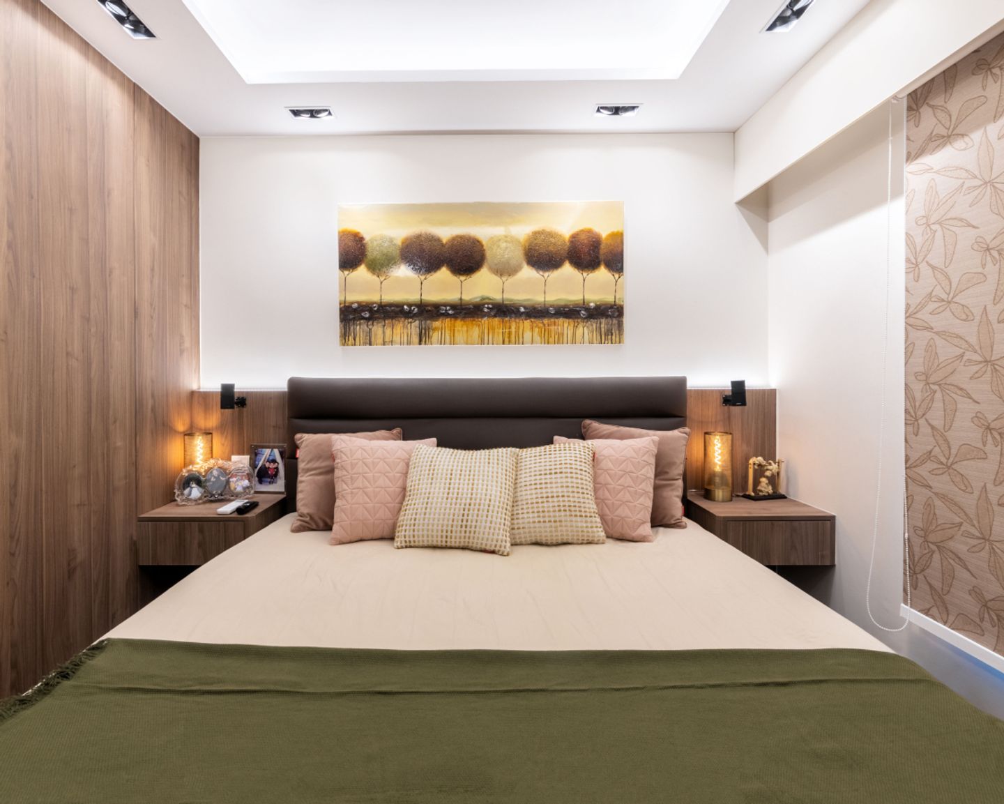 Compact Master Bedroom Design With Double Bed And Cove Light