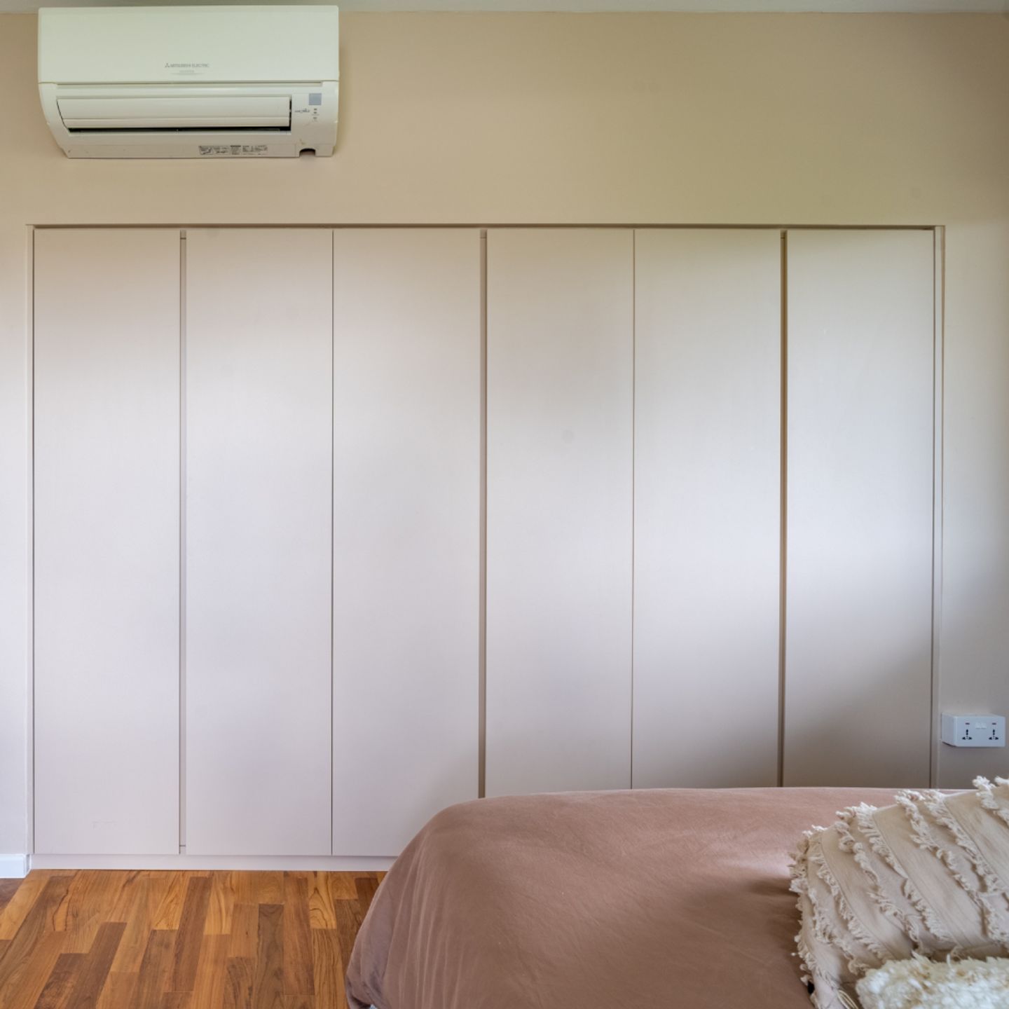 6-Door Bedroom Wardrobe Design - Livspace