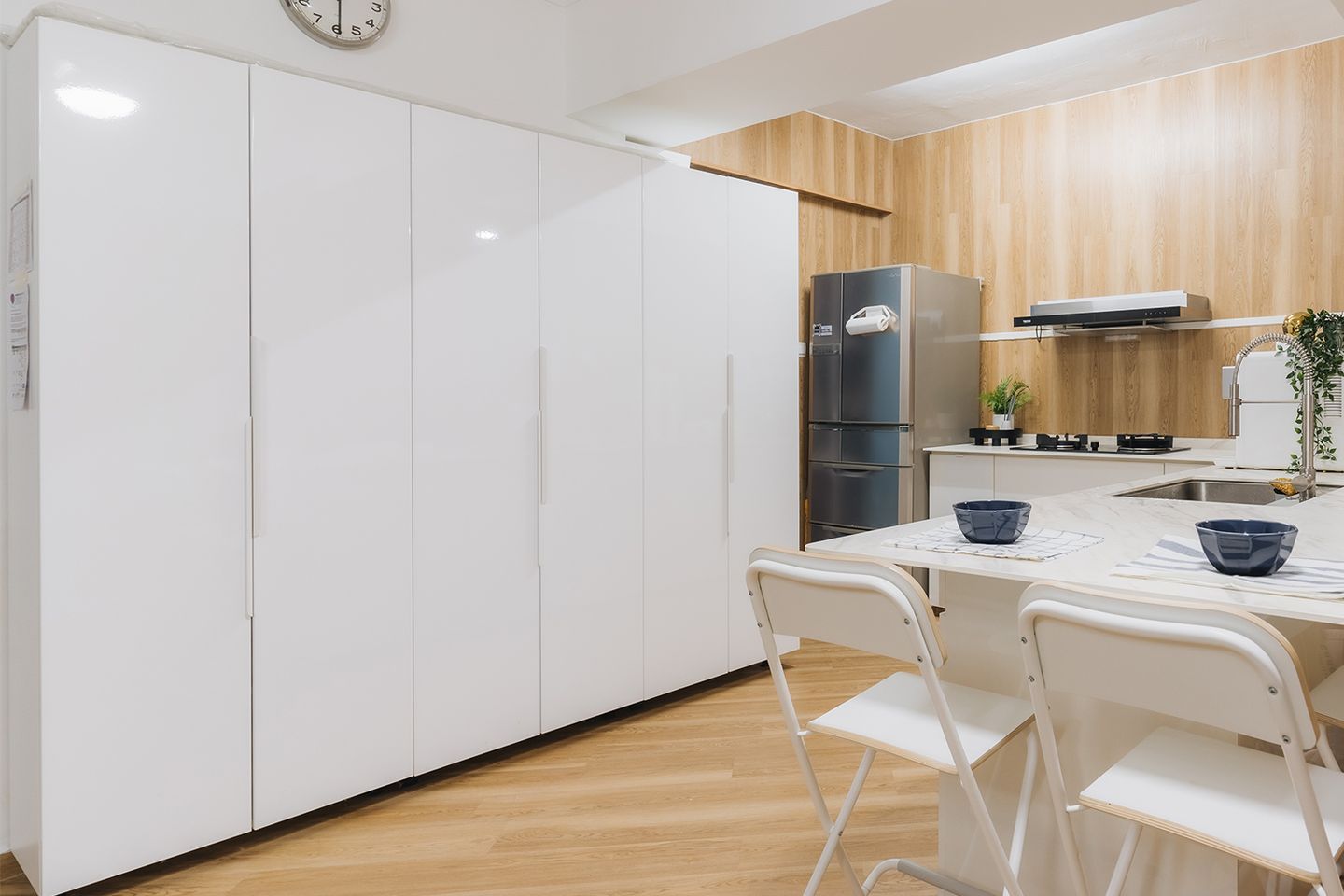 White L Shape Kitchen Design With 6-Door Glossy Wardrobe - Livspace