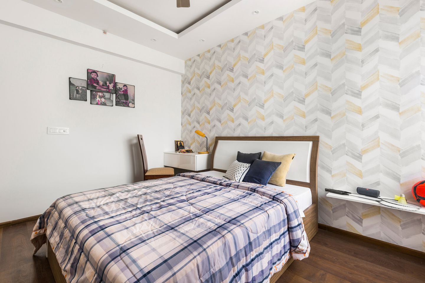 10x8 Ft Guest Room Design With Abstract Geometric Wallpaper - Livspace