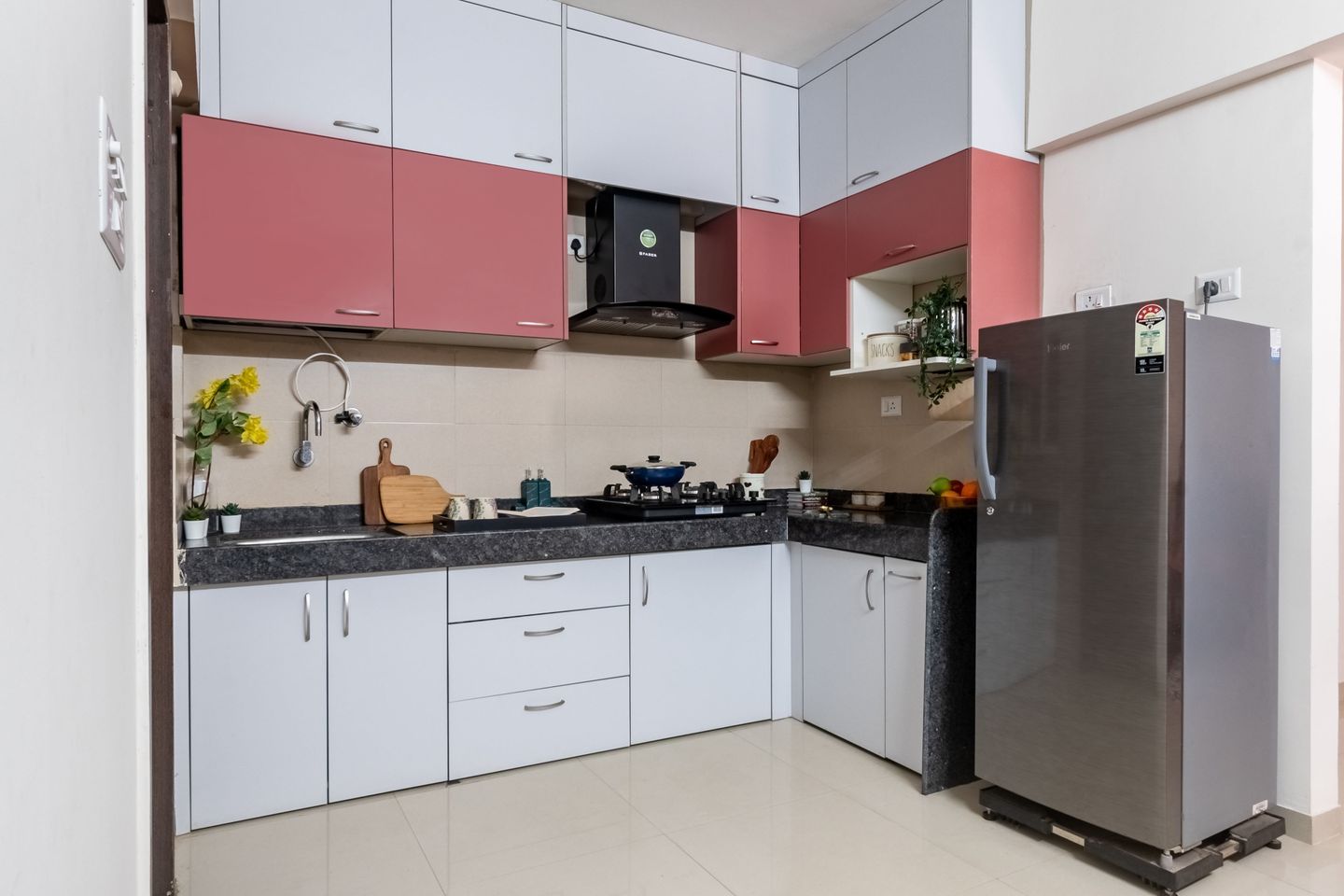 9x6 Ft Smokey Grey and Poppy L-Shaped Contemporary Kitchen - Livspace