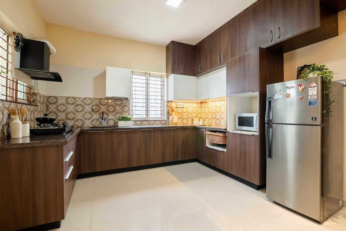 Contemporary U-Shaped Kitchen Design with Pacific B and Frosty White Cabinets