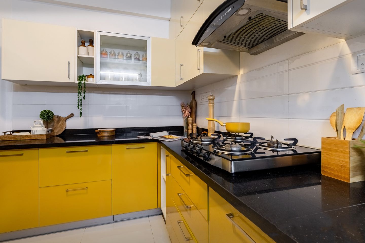 Modern L-Shaped Kitchen Design with Parakeet and Champagne Cabinets