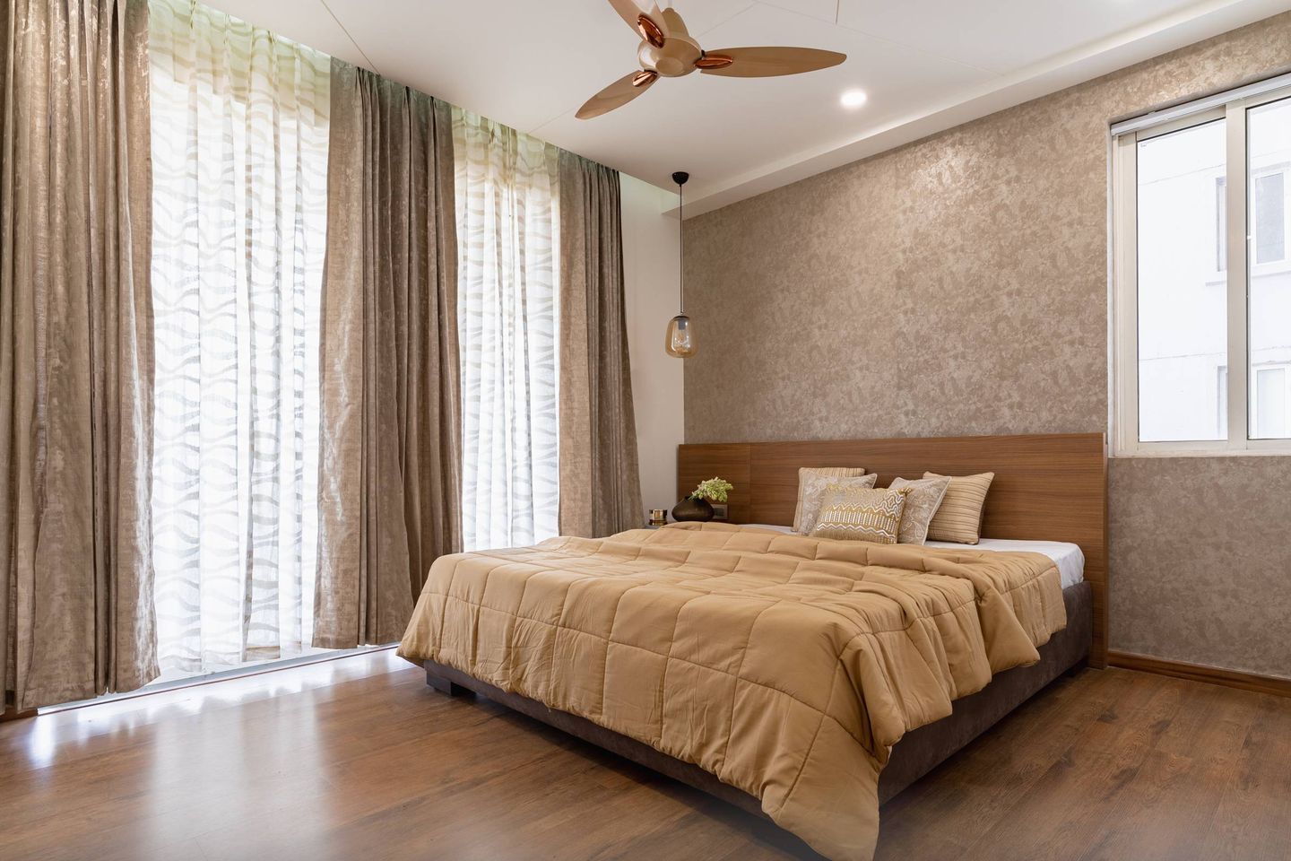 Modern Guest Bedroom Design With Beige Textured Wallpaper