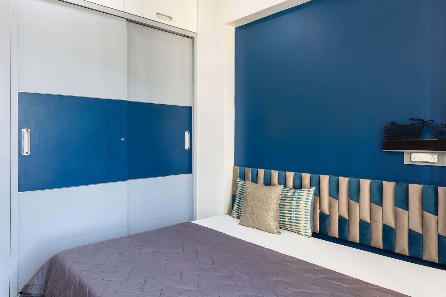 Spacious Guest Bedroom Design With Blue Accent Wall | Livspace
