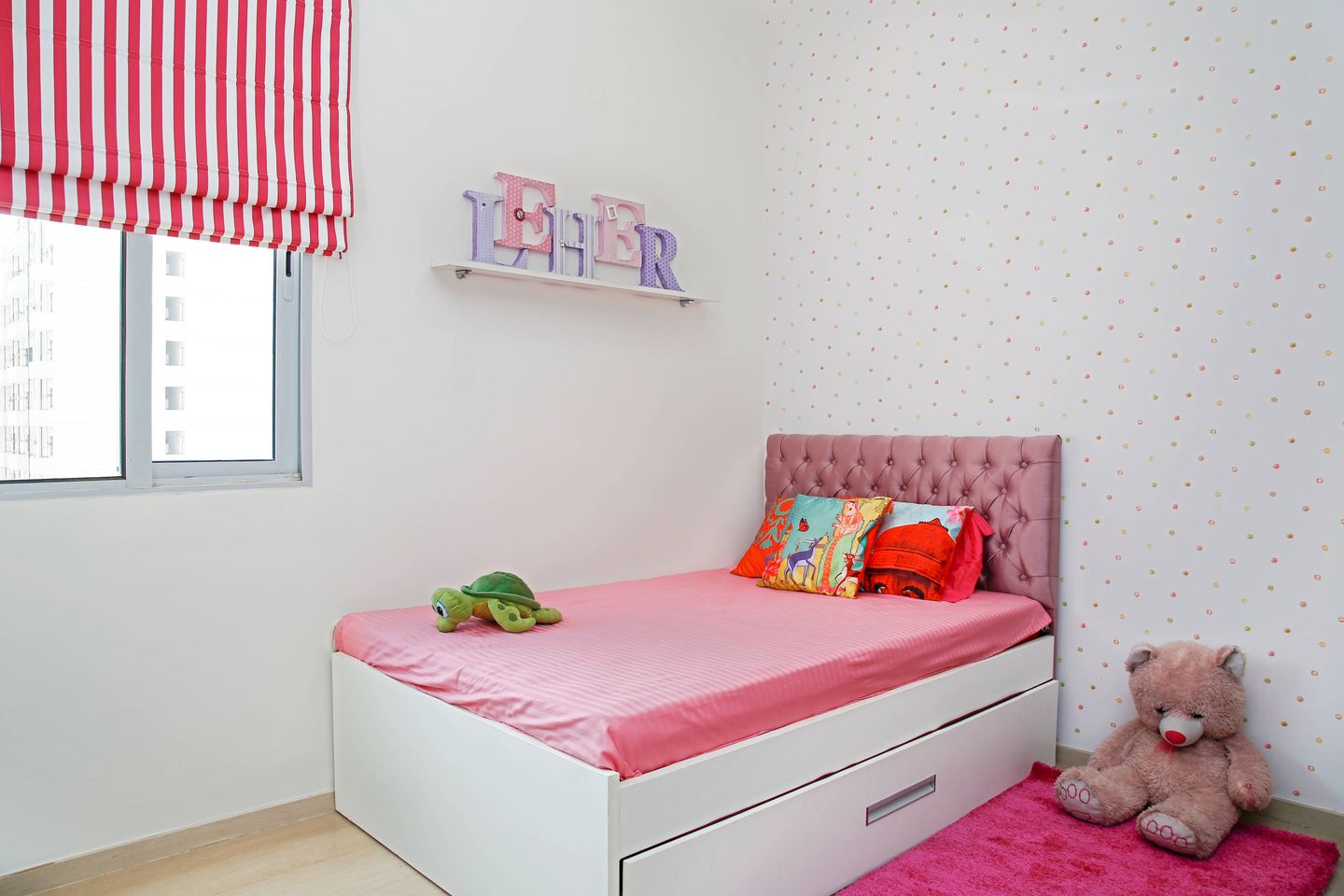 Pink And White Kid's Room - Livspace