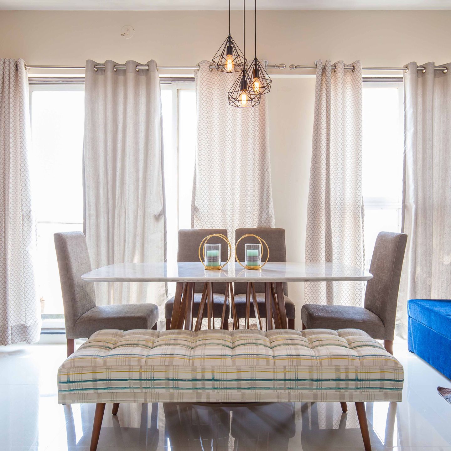4-Seater Beige And White Dining Room Design With Patterned White Bench
