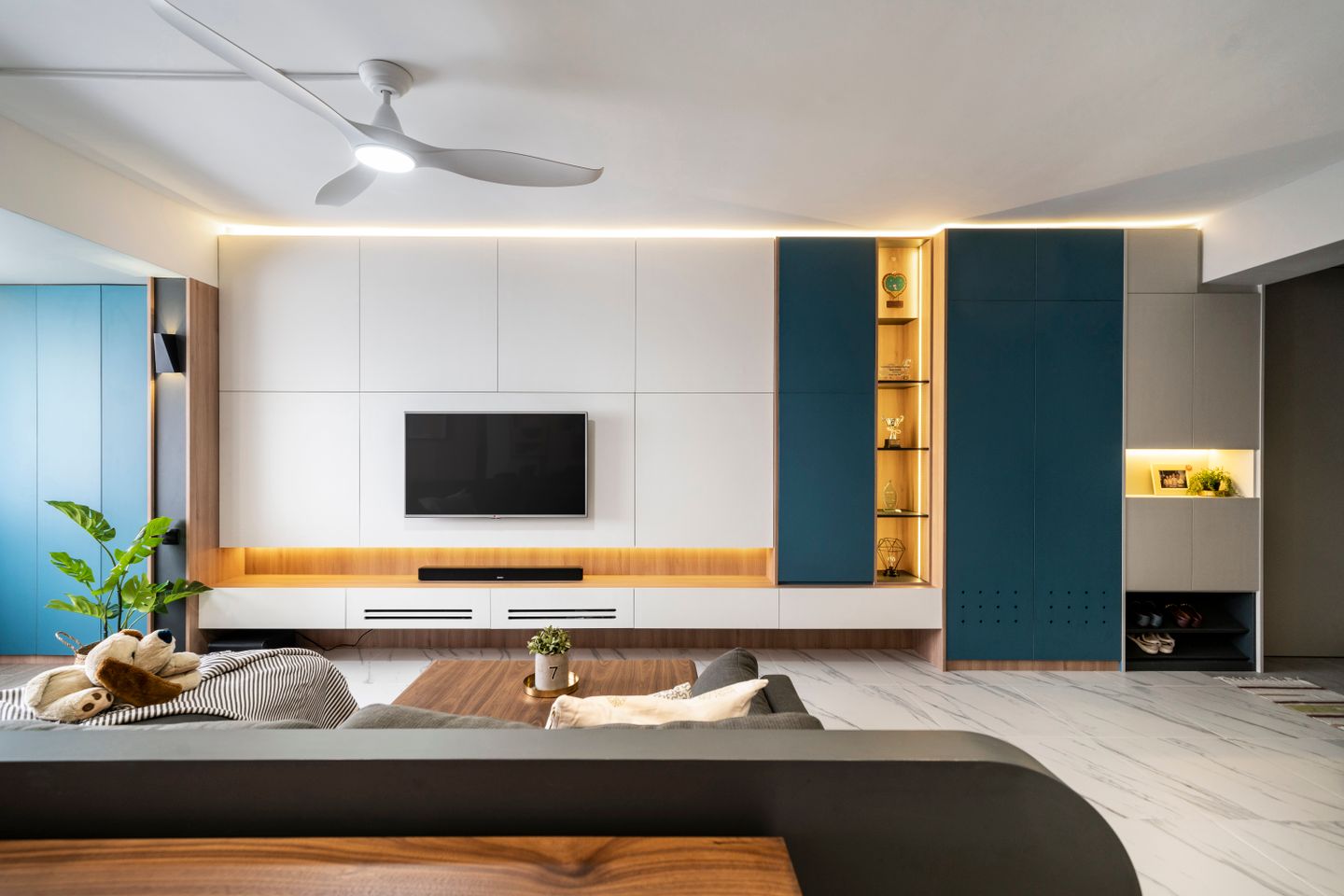 Spacious Modern Style Multi-Functional Living Room