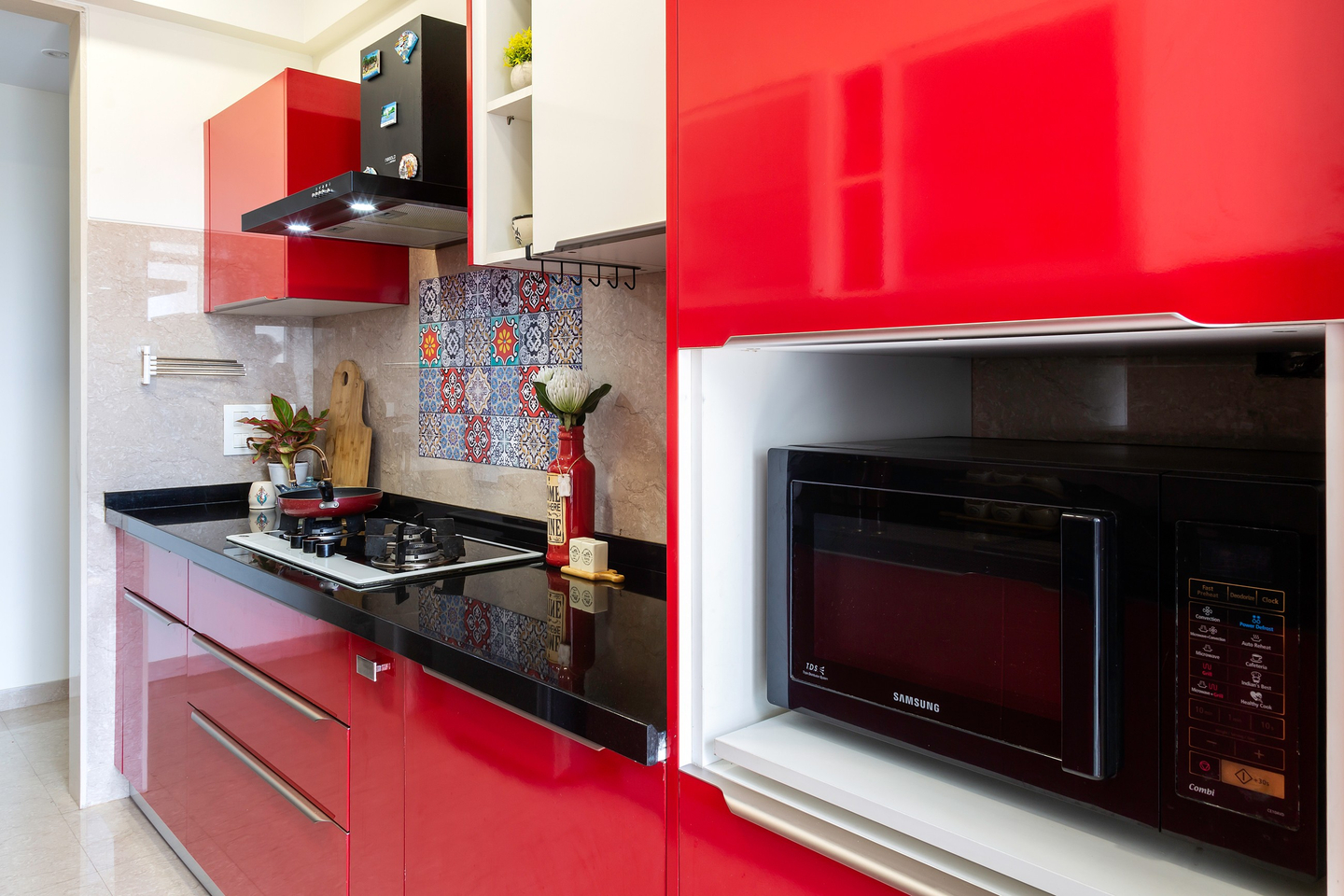 Contrasting Kitchen Tile Design With A Traditional Layout | Livspace