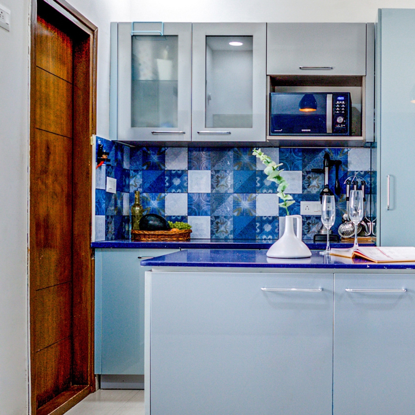 Compact Kitchen Tile Design With Patterned Wall Tiles Livspace