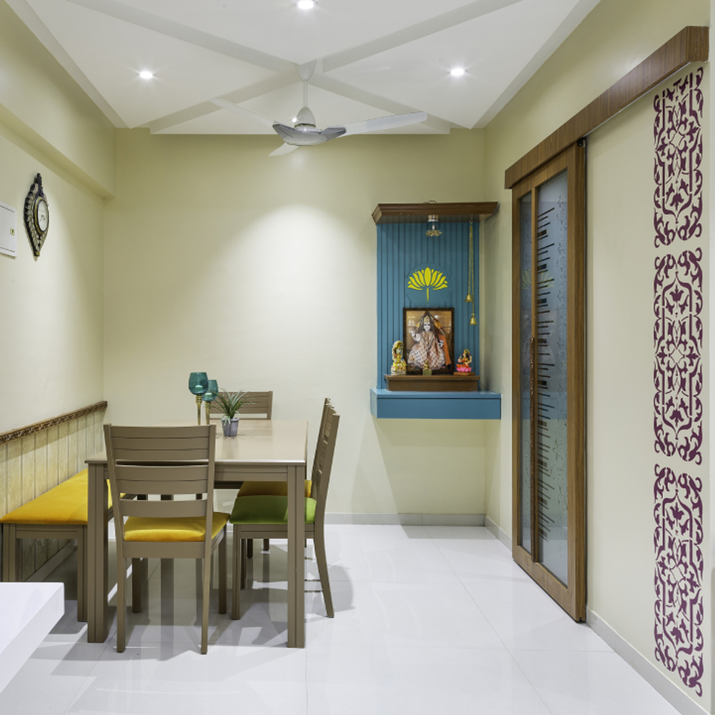 Light Cream Wall Paint With A Beeding Design Livspace