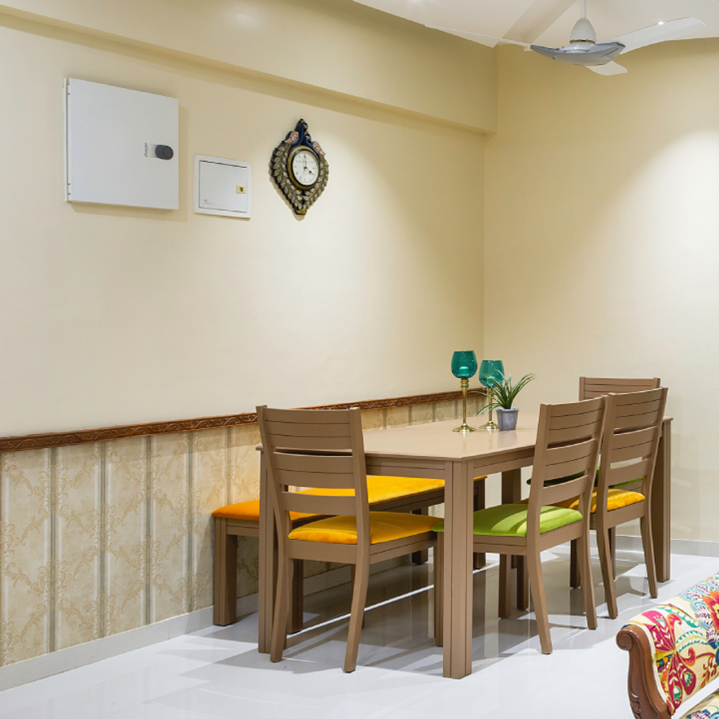 Light Cream Wall Paint With A Beeding Design Livspace