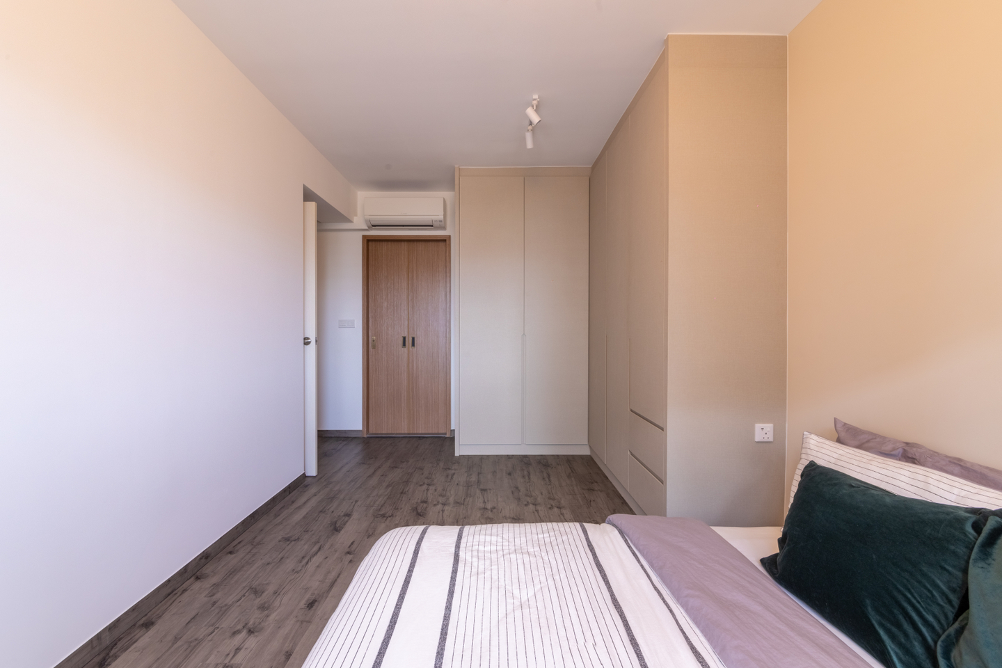 Minimalist Room Design With Light-Coloured Bed And Wardrobe