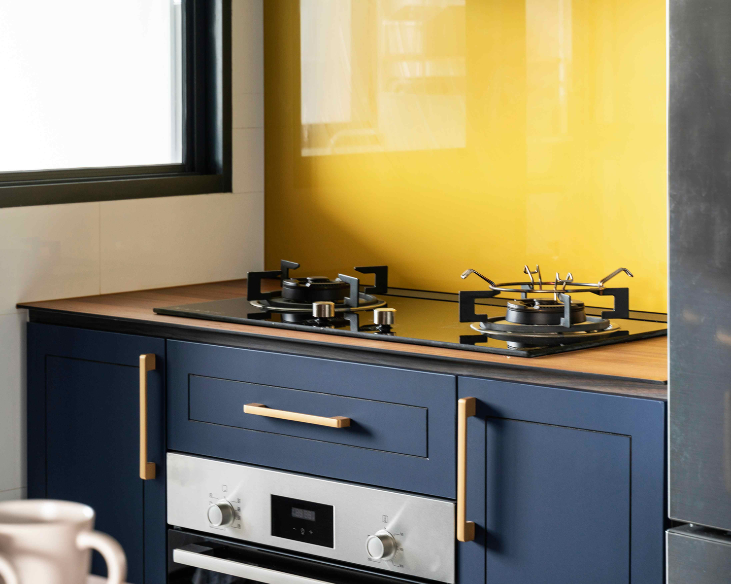 lacquered glass backsplash