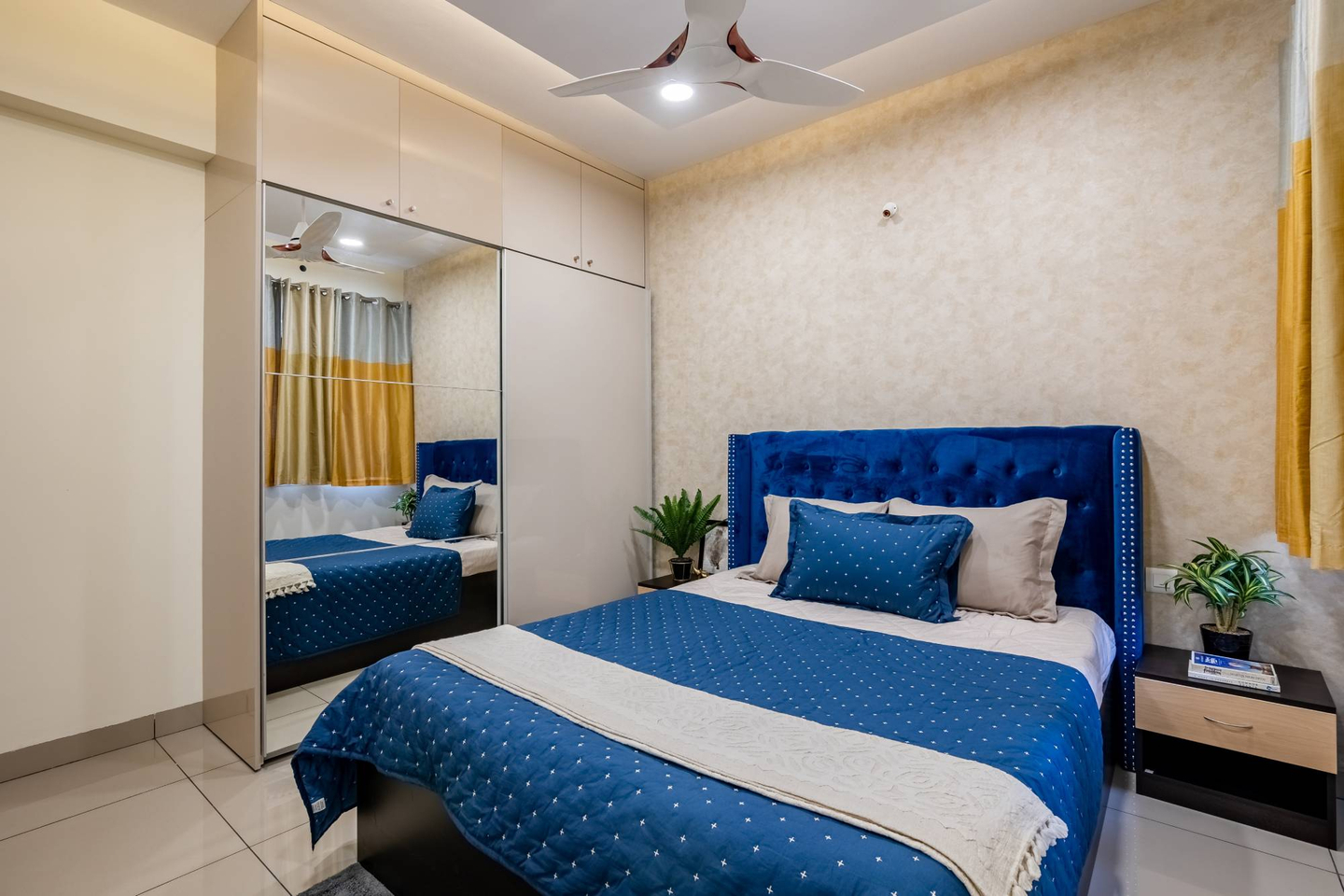 Guest Bedrom With Mirrored Wardrobe - Livspace