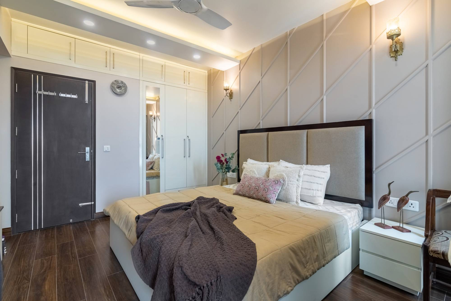 Modern Guest Bedroom Design With Light Beige Trims
