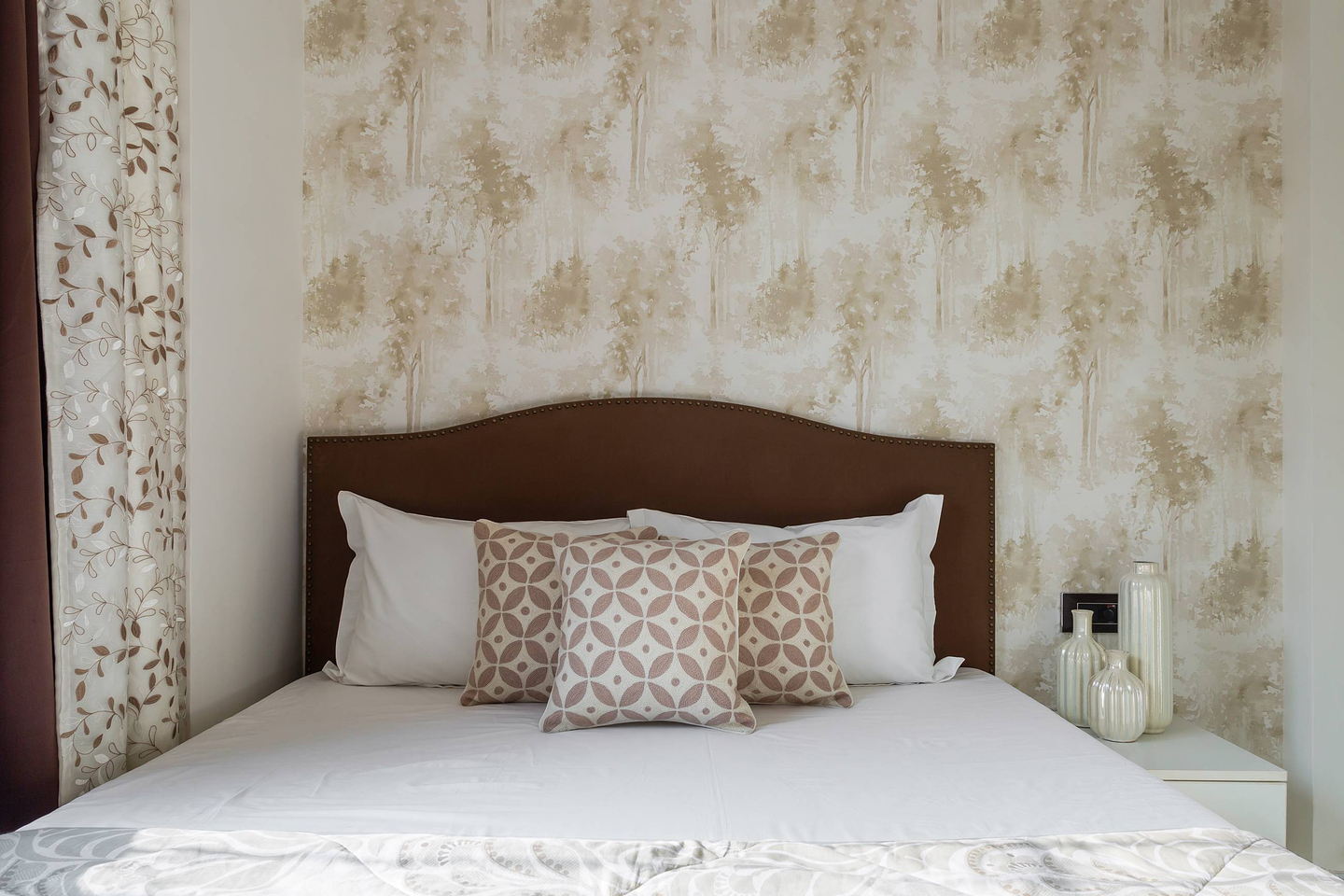 Spacious Guest Bedroom Design With Wallpaper | Livspace