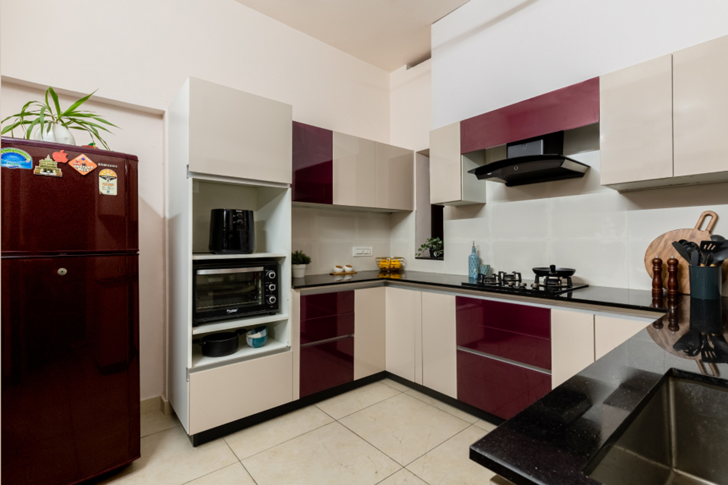 Modern U-Shaped Kitchen Cabinet Design With A Glossy Quartz Countertop