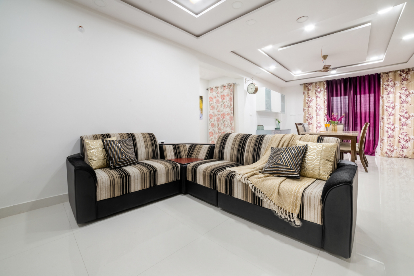 Contemporary Living Room Design With A Concentric False Ceiling