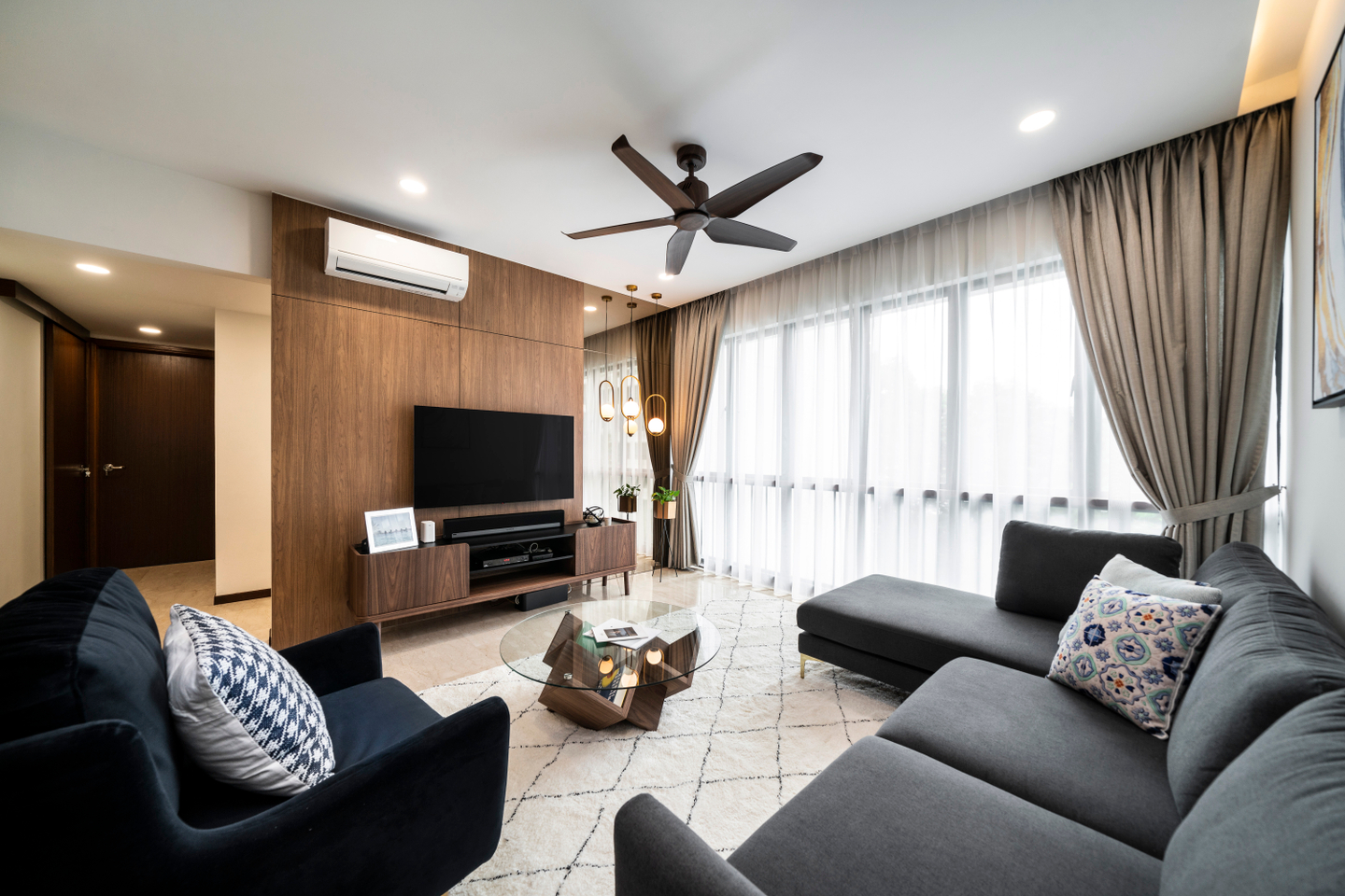 Modern Style Spacious Living Room