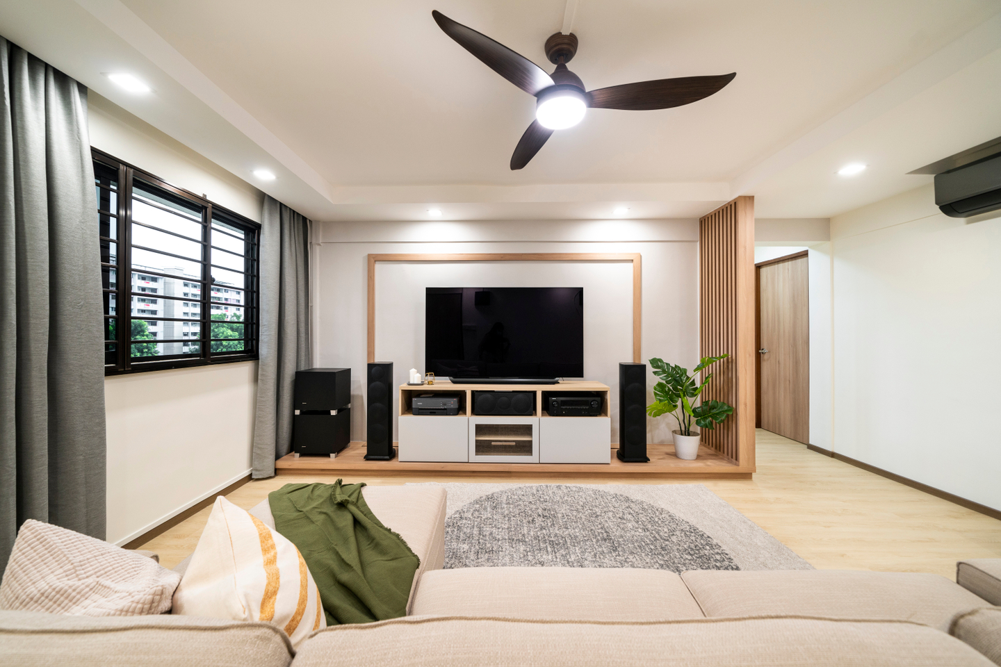 Convenient Contemporary Theme Spacious Living Room
