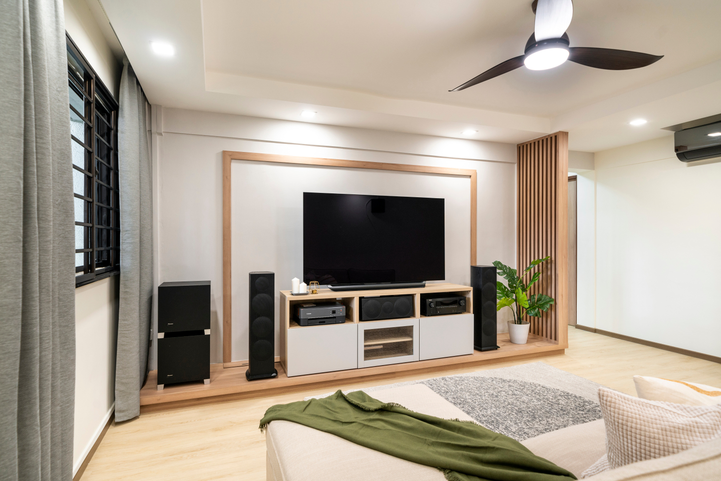 Convenient Contemporary Theme Spacious Living Room