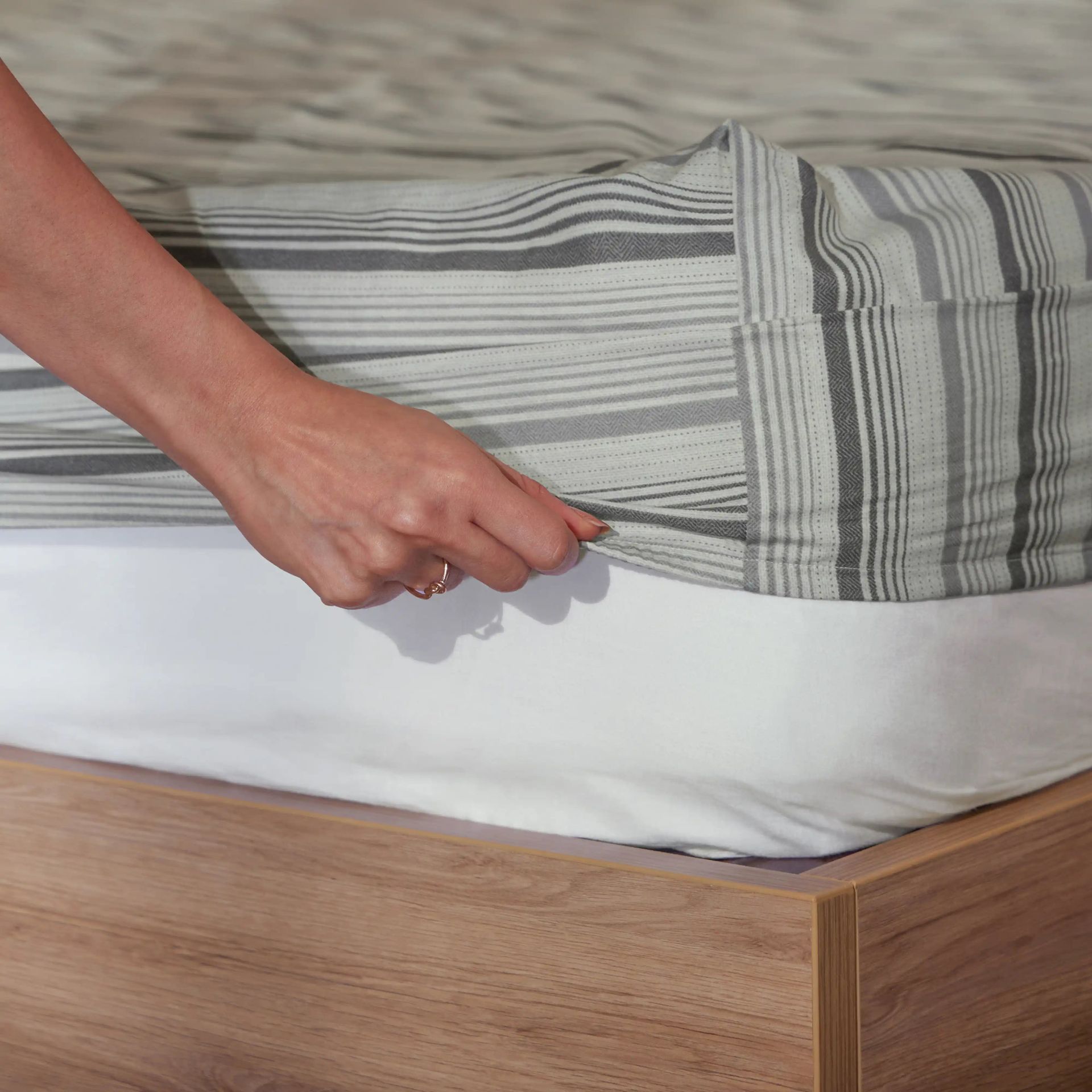 Geometric 200 TC Cotton Black & White King Fitted Sheet Set | Threadscapes