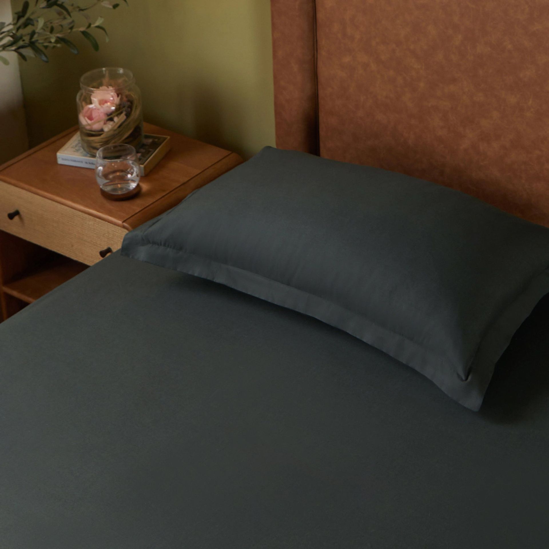Solid Dyed 144 TC 100% Cotton Dark Grey Single Bedsheet Set | Paleto