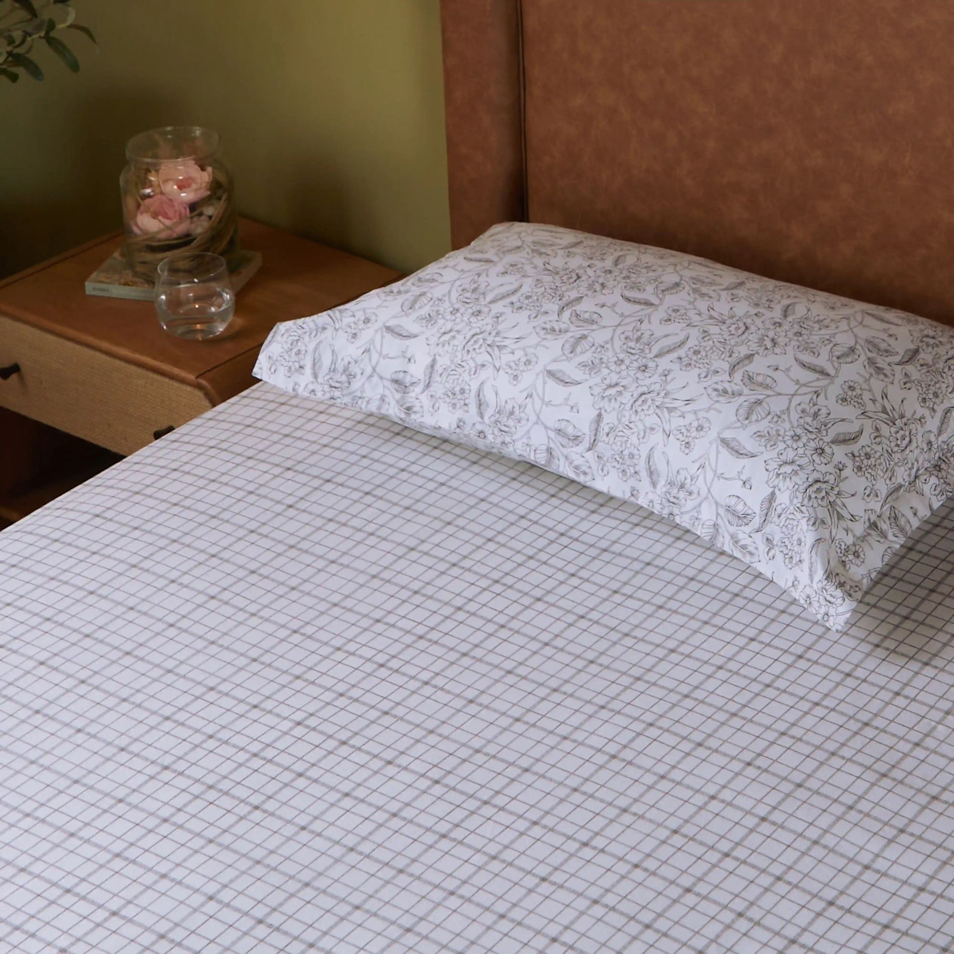 Floral Geometric 144 TC 100% Cotton Charcoal Checks Single Bedsheet Set | Mishella