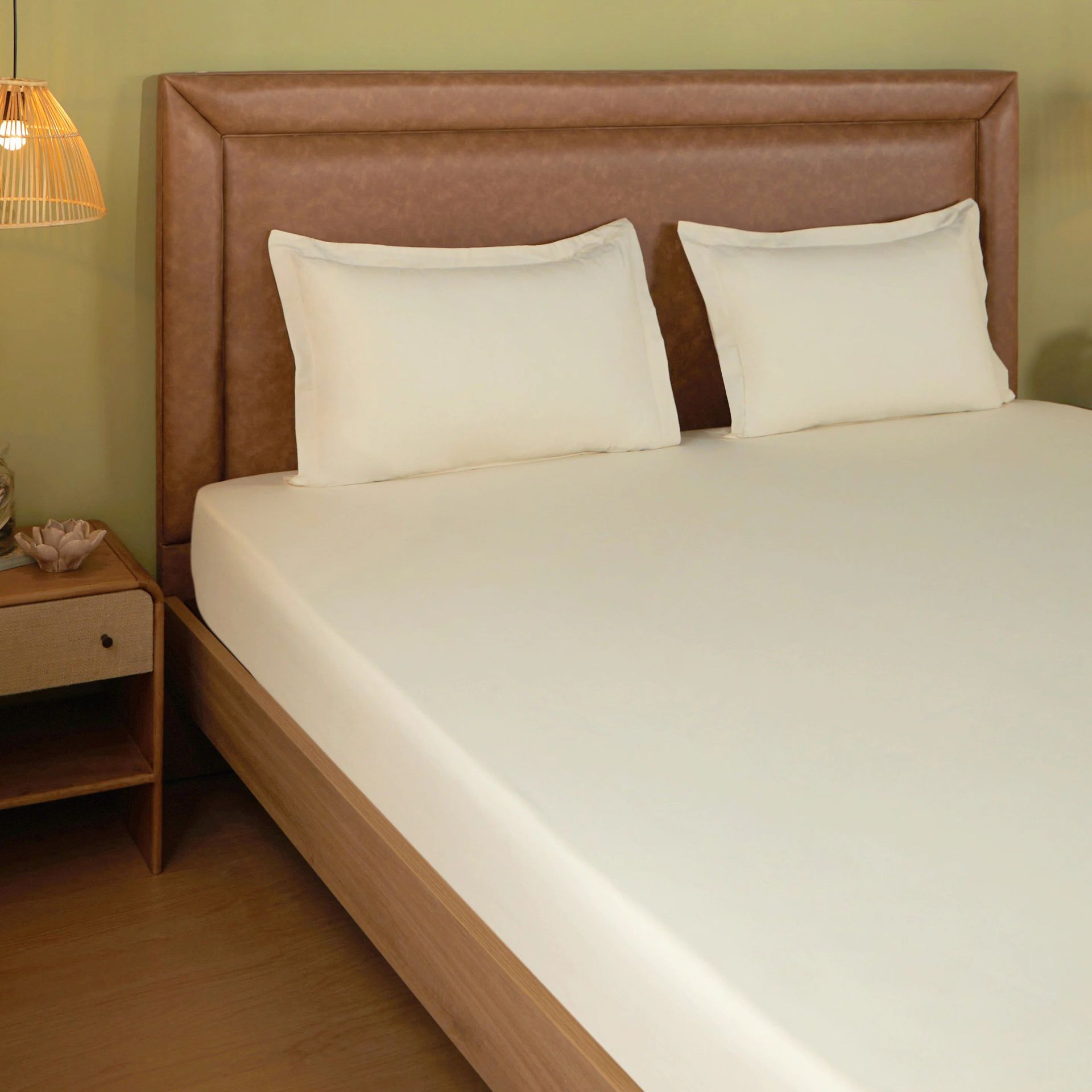 Solid Dyed 144 TC 100% Cotton Ivory Super King Bedsheet Set | Paleto