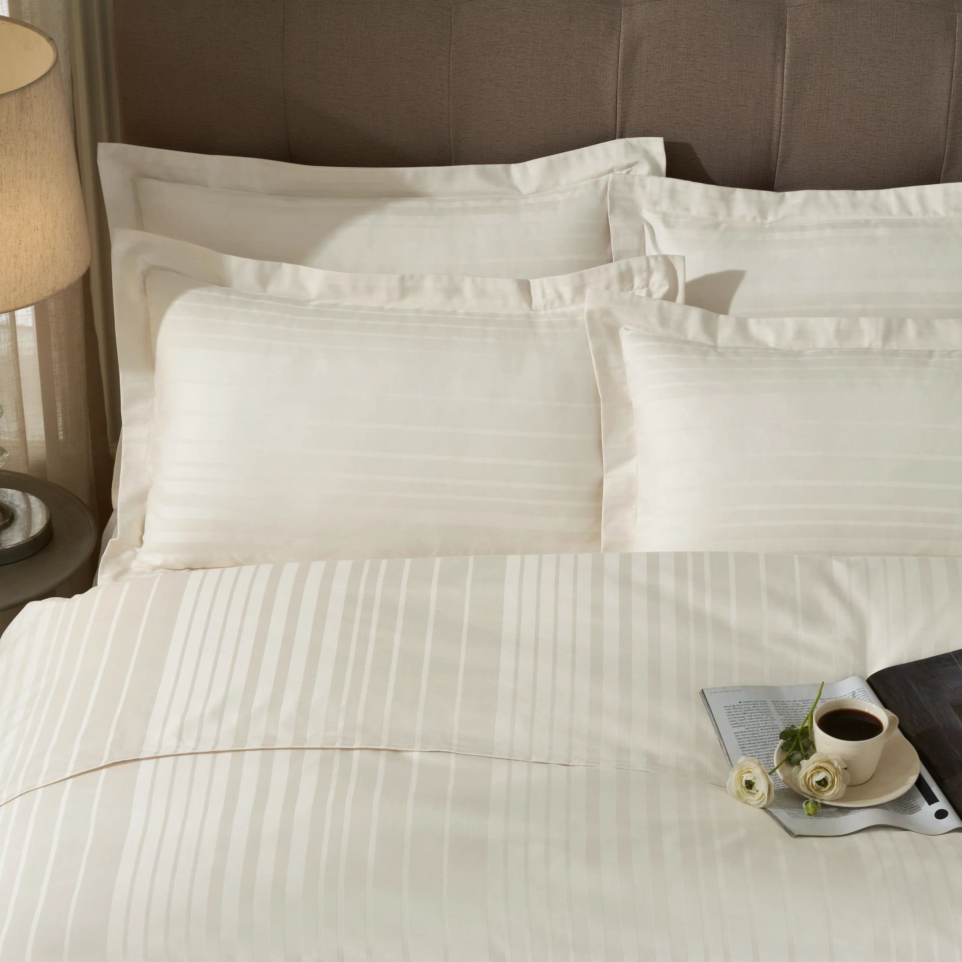 Solid Dyed 400 TC 100% Cotton Ivory Super King Bedsheet Set | Seraya