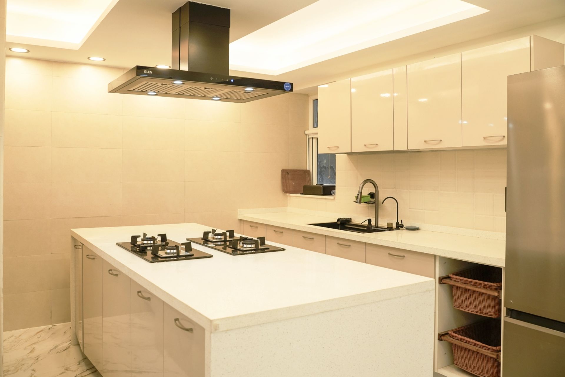 Spacious Island Kitchen Design with Minimal Wicker Storage and Cabinets ...