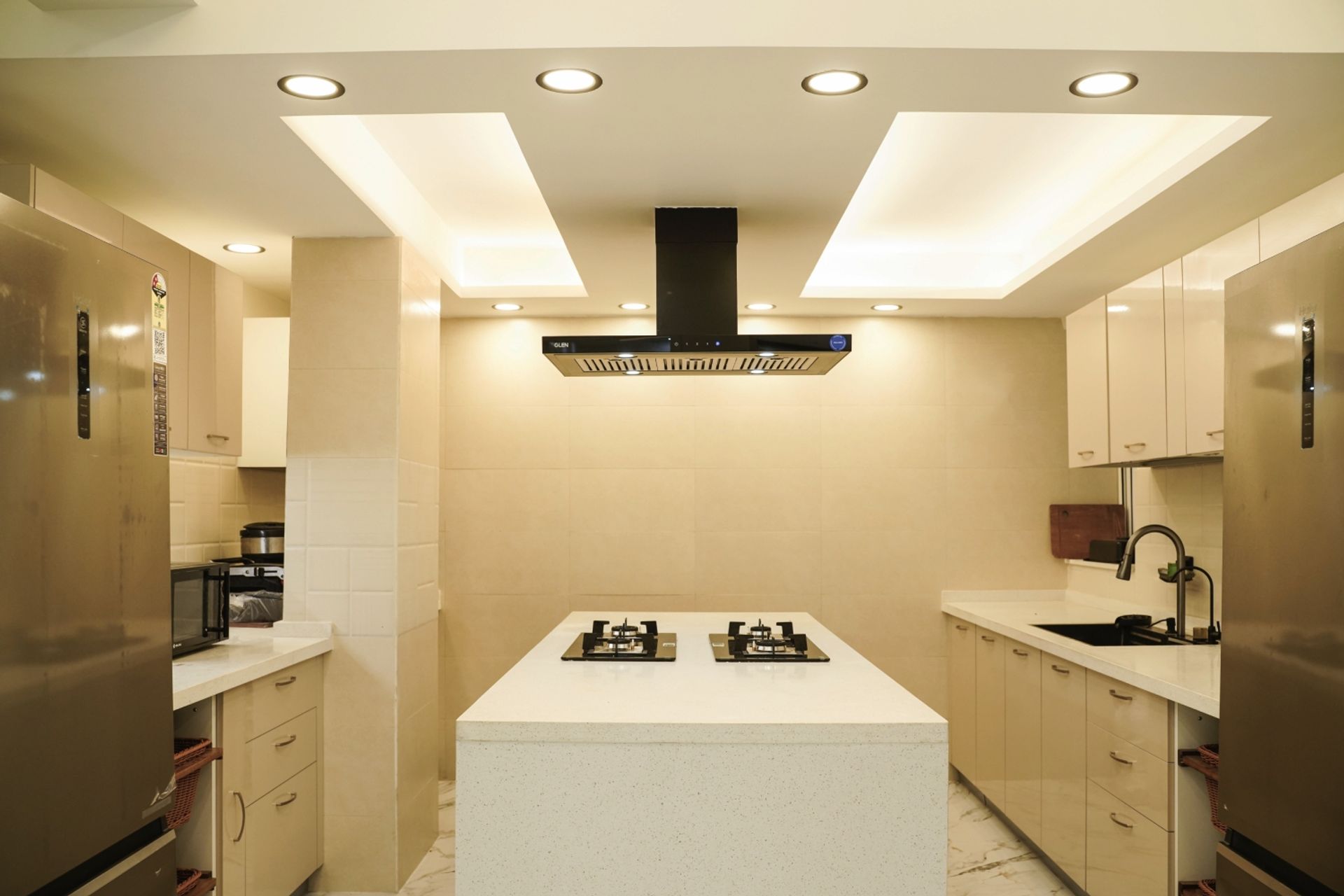 Spacious Island Kitchen Design with Minimal Wicker Storage and Cabinets ...