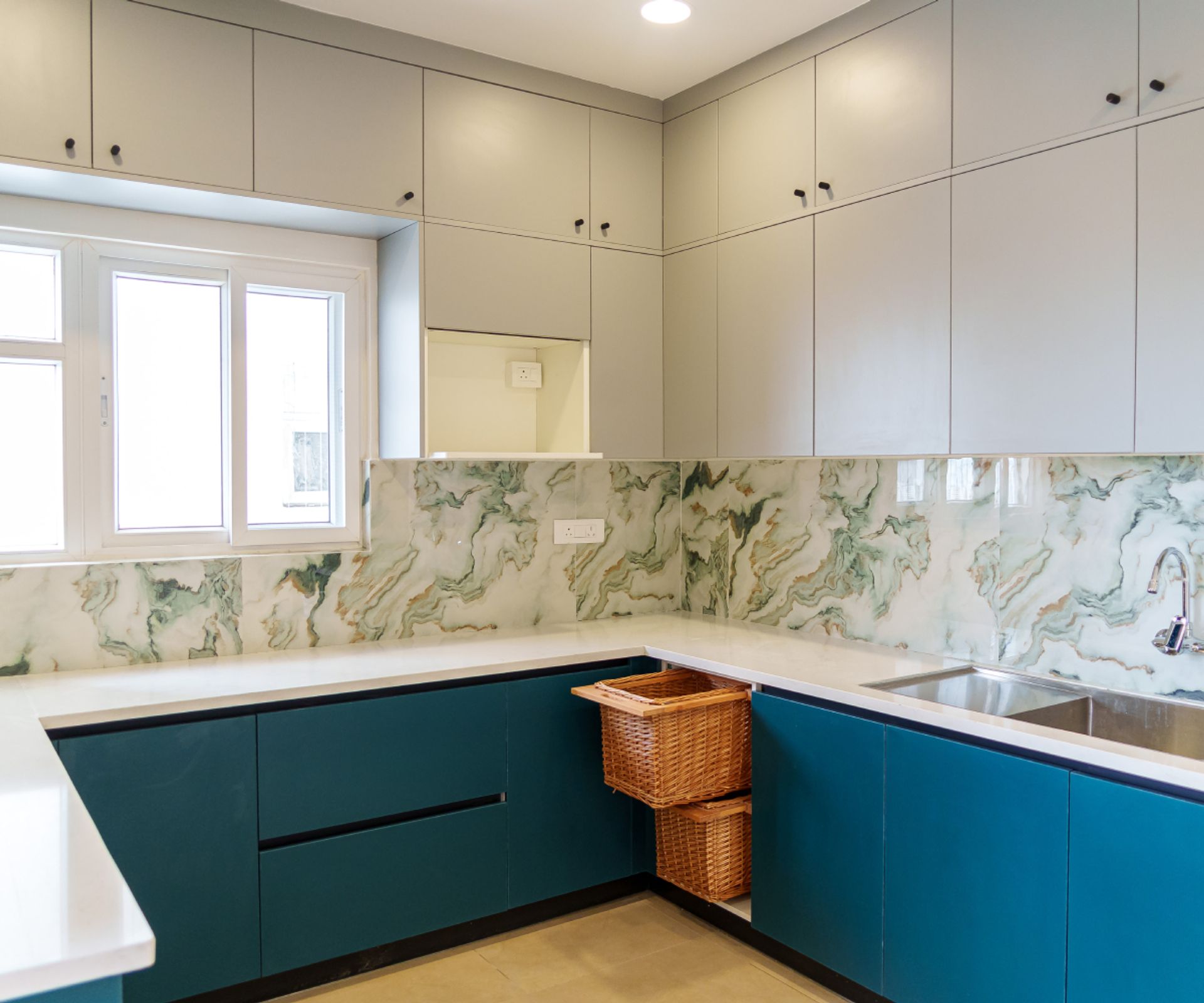 Contemporary U-Shaped Kitchen Design With Quartz and Green Marble ...