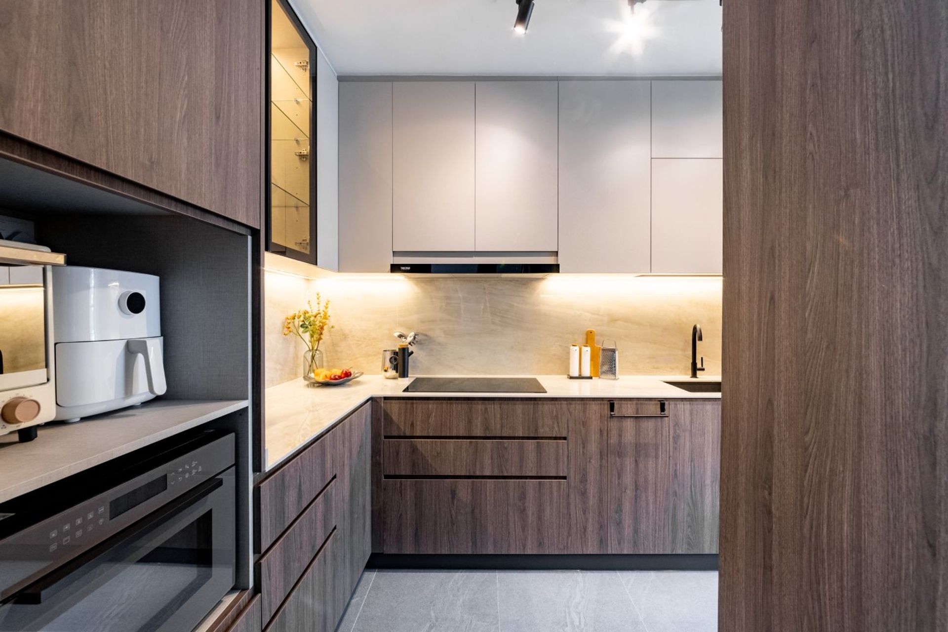 Spacious White And Wood Modular Kitchen Design With WallMounted