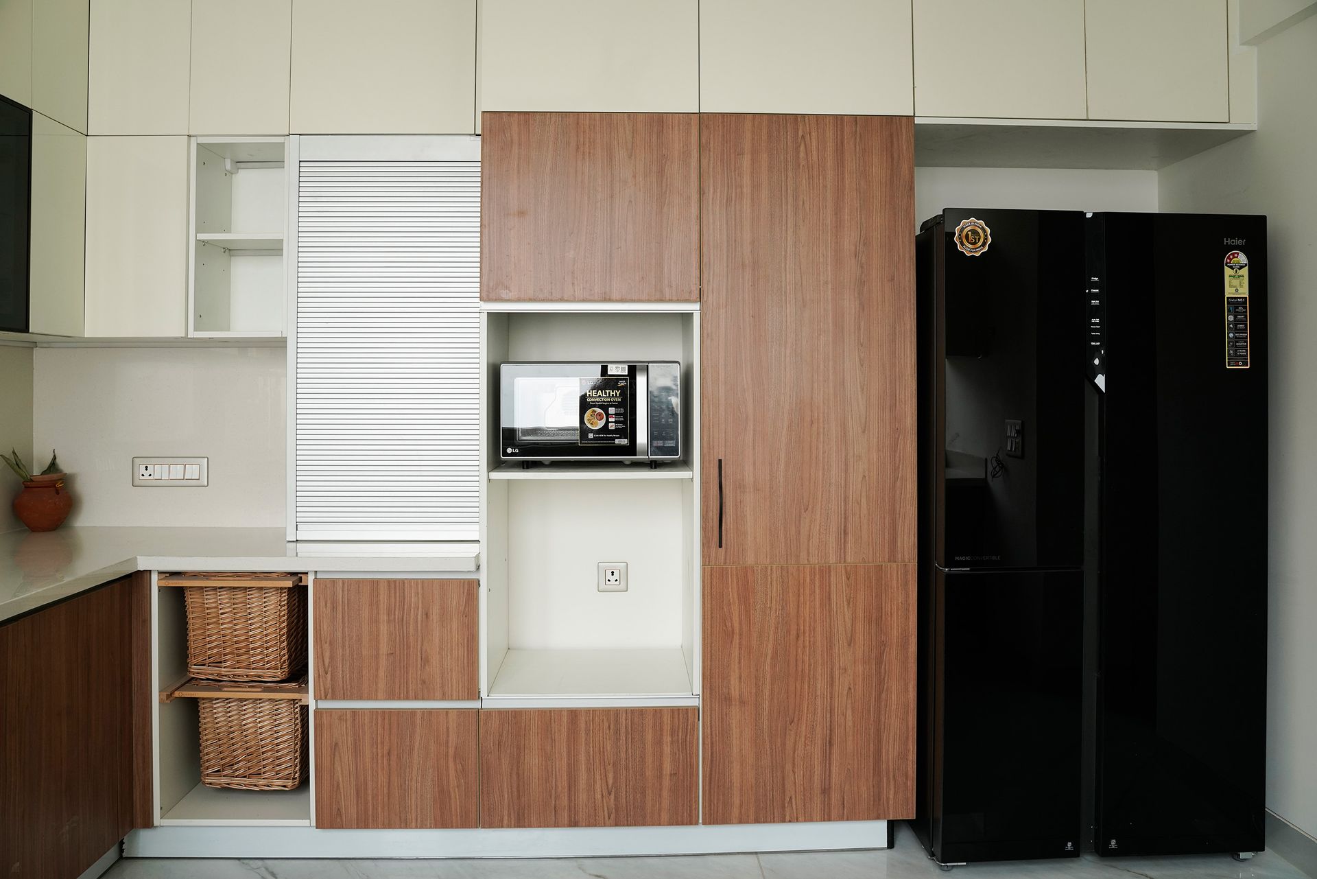 Suede Finish Contemporary U-Shaped Kitchen Design with Quartz ...