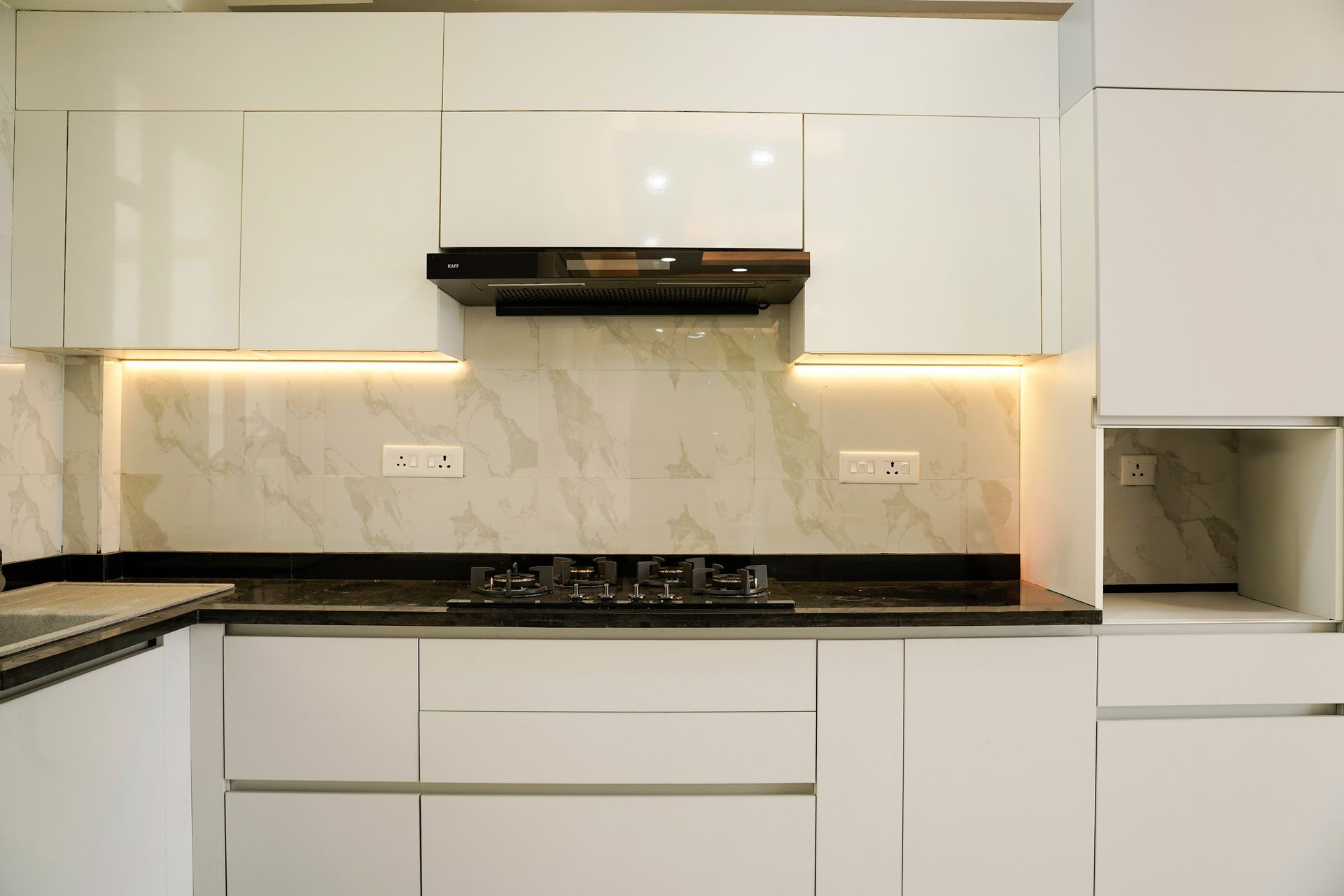 L-Shaped Modern Kitchen Design with White Cabinets and Granite ...