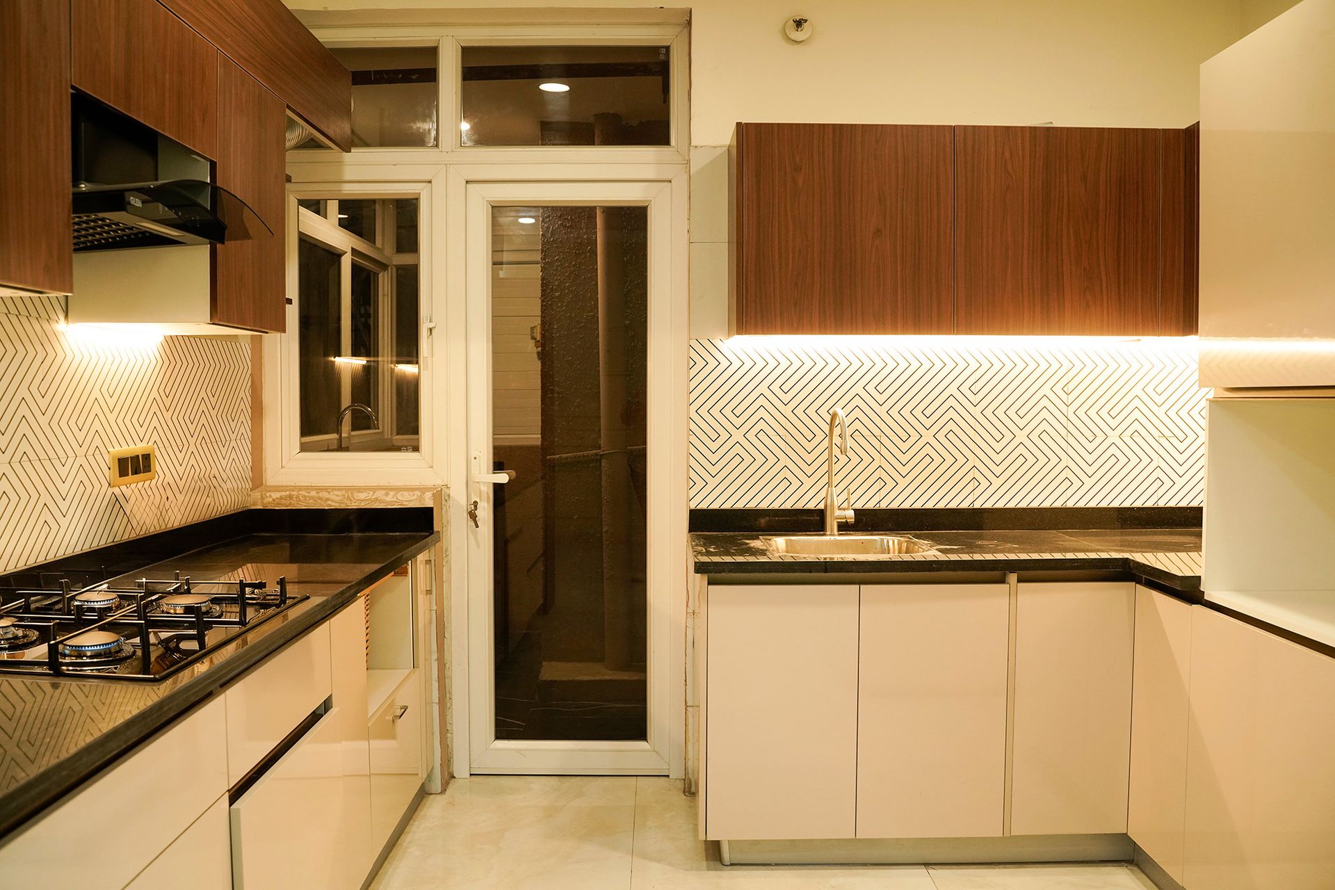 Modern L-Shaped Kitchen Design with Patterned Backsplash and Pull-Out ...