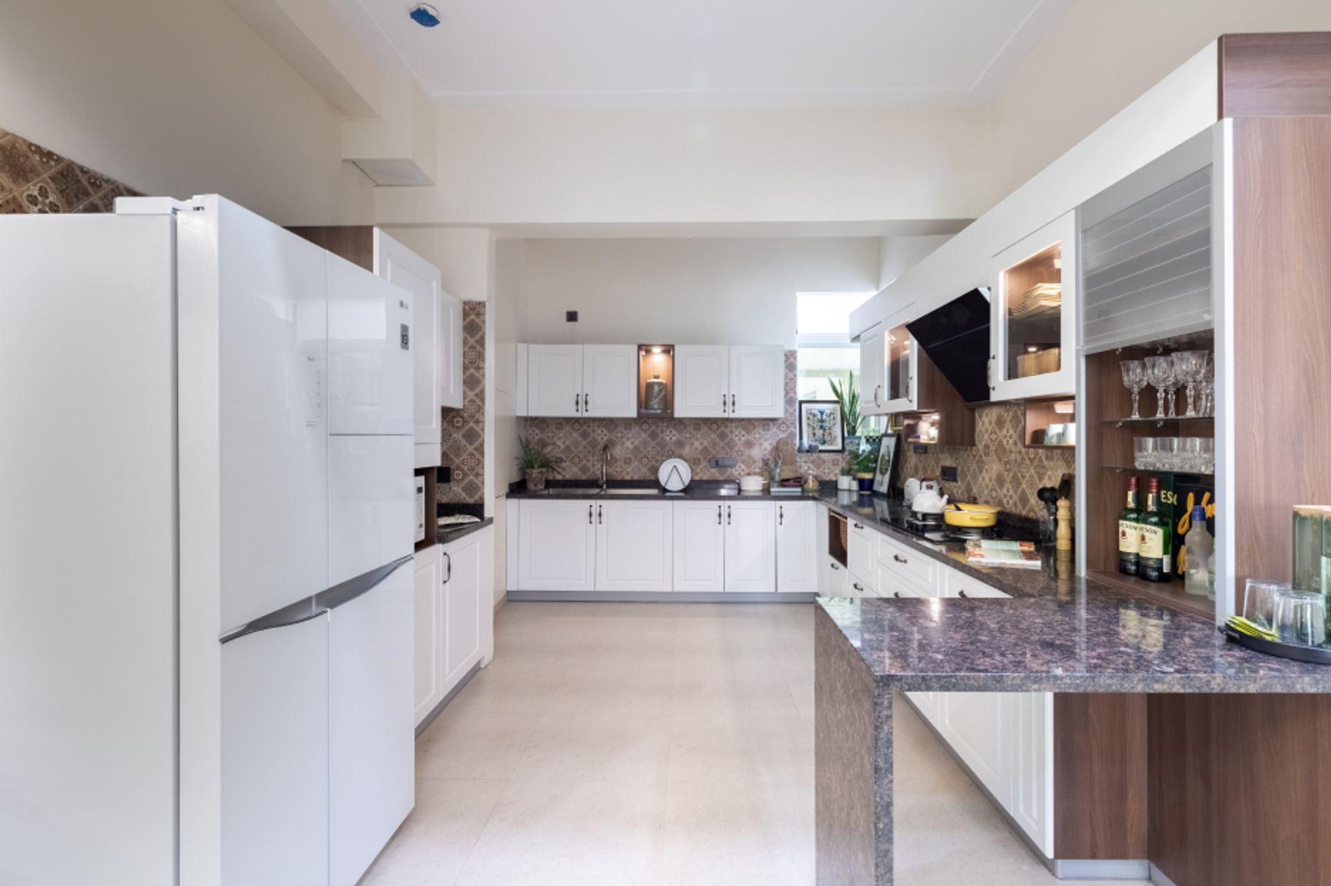 Modular Kitchen Design With Spacious White Kitchen Cabinet Design ...